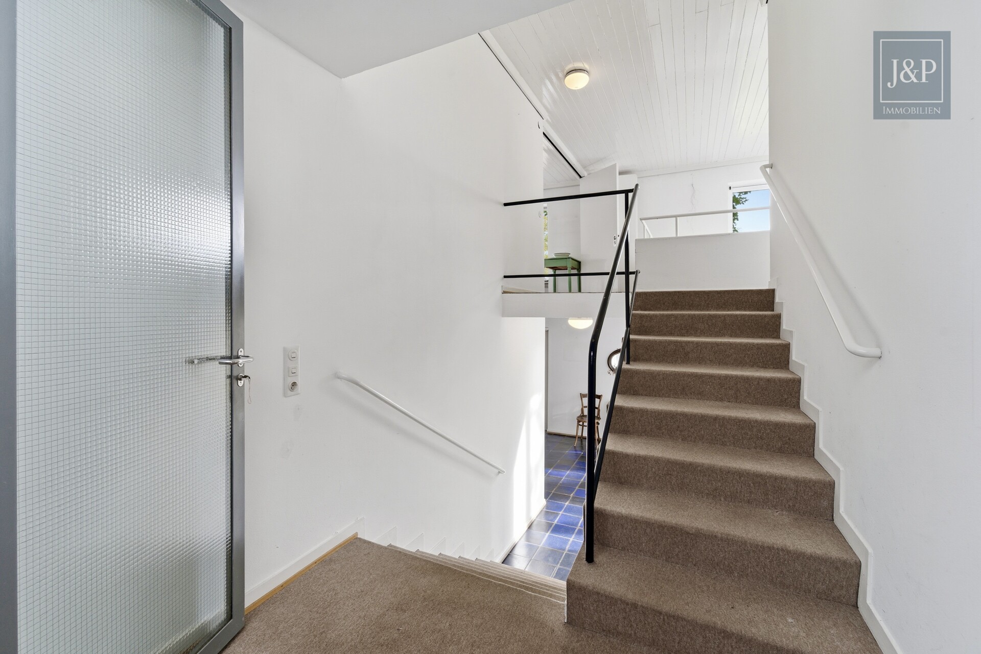 Einzigartige Architekten-Villa mit Panorama & Potenzial – Traumlage in Hofheim am Taunus - Treppenaufgang