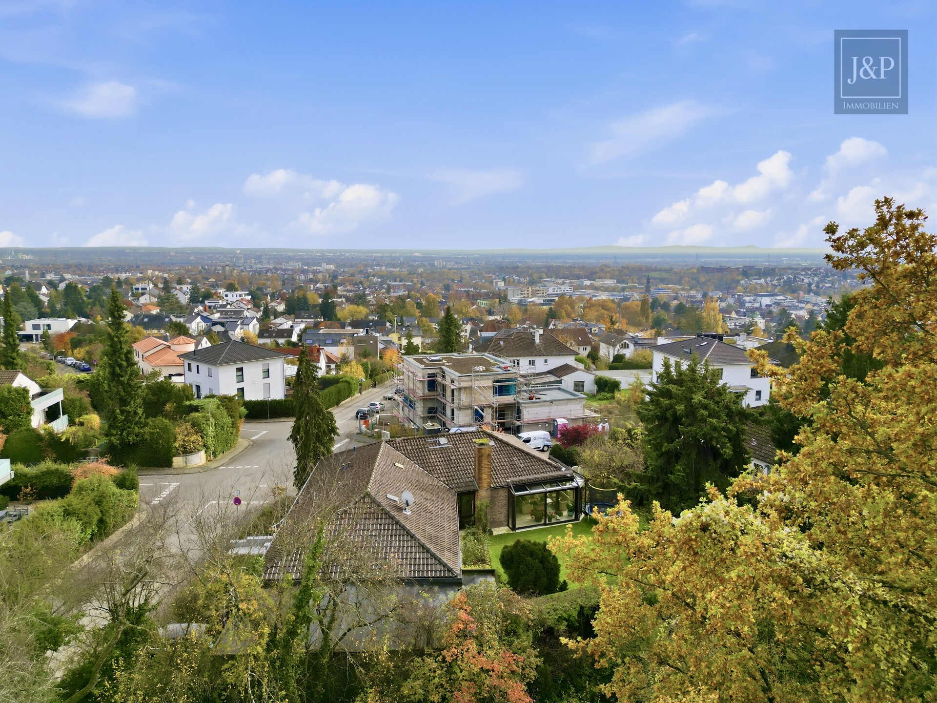 Einzigartige Architekten-Villa mit Panorama & Potenzial – Traumlage in Hofheim am Taunus - Ausblick Hausvorderseite