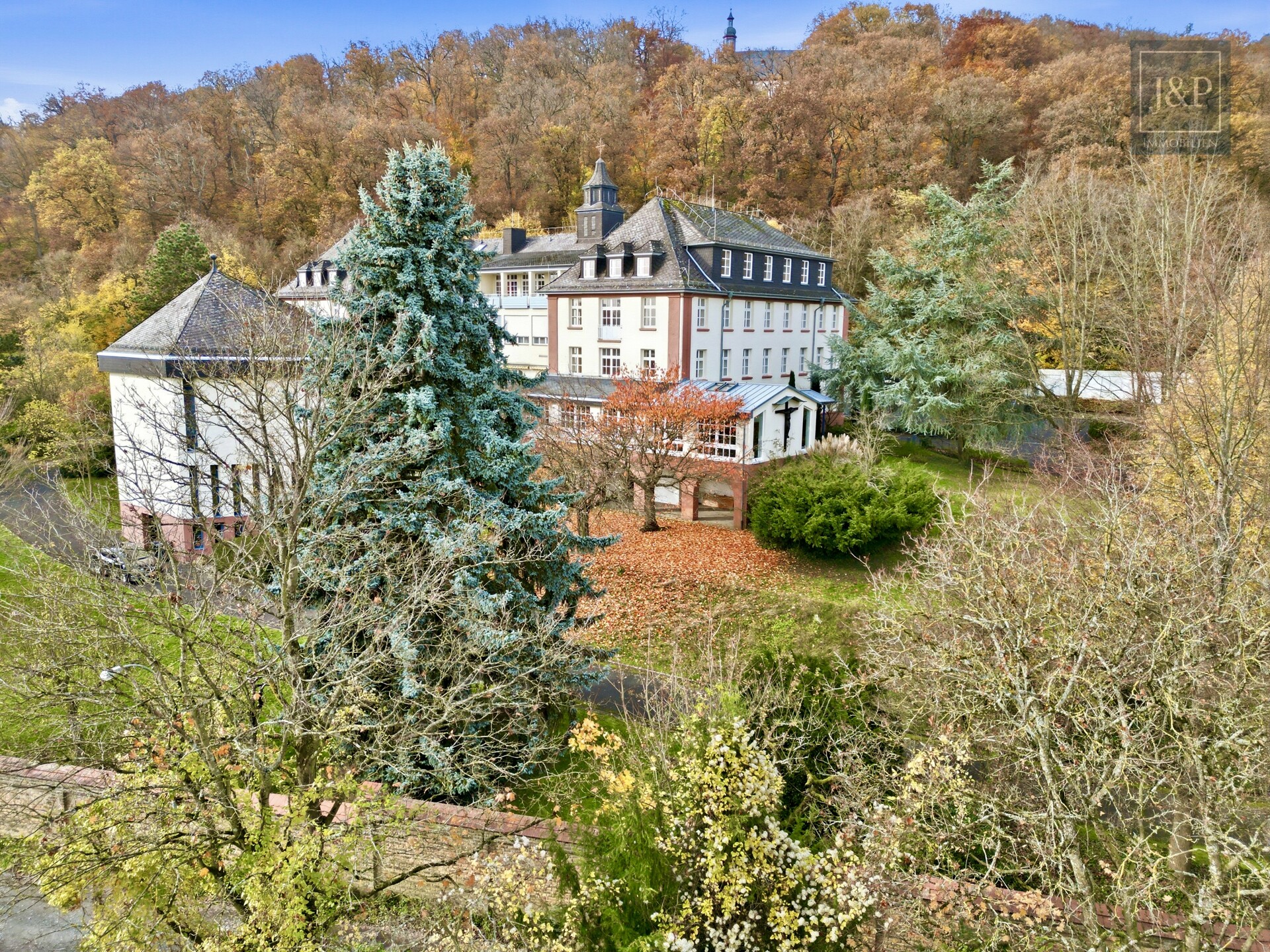 Einzigartige Architekten-Villa mit Panorama & Potenzial – Traumlage in Hofheim am Taunus - Ausblick Hausrückseite