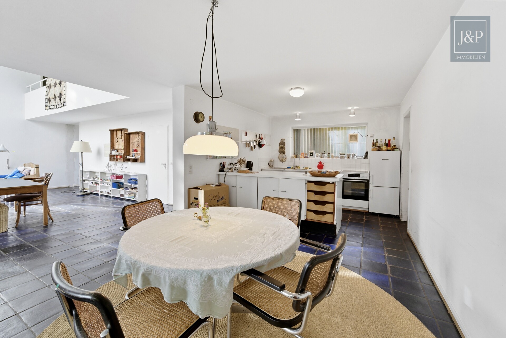 Einzigartige Architekten-Villa mit Panorama & Potenzial – Traumlage in Hofheim am Taunus - Essbereich