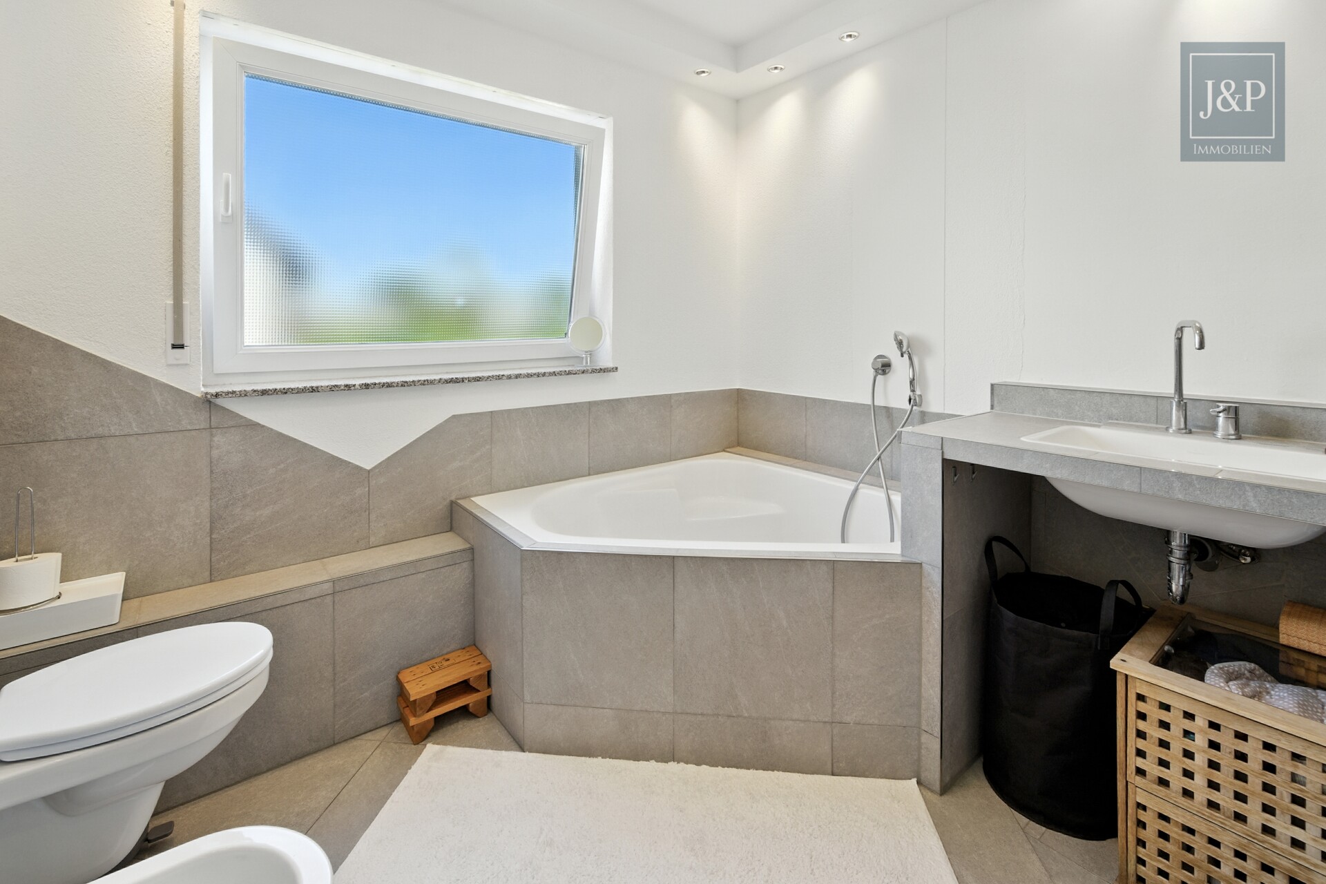 Gehobenes Wohnen am Naturschutzgebiet: traumhafte 3-Zimmer-Wohnung mit Balkon und Weitblick - Badezimmer mit Eckbadewanne