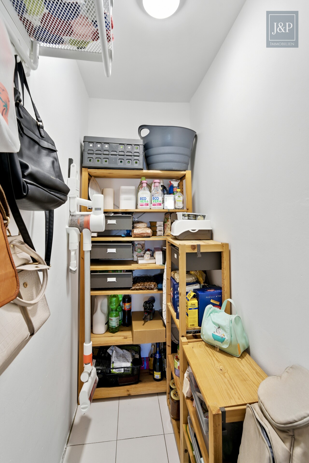 Gehobenes Wohnen am Naturschutzgebiet: traumhafte 3-Zimmer-Wohnung mit Balkon und Weitblick - Abstellkammer