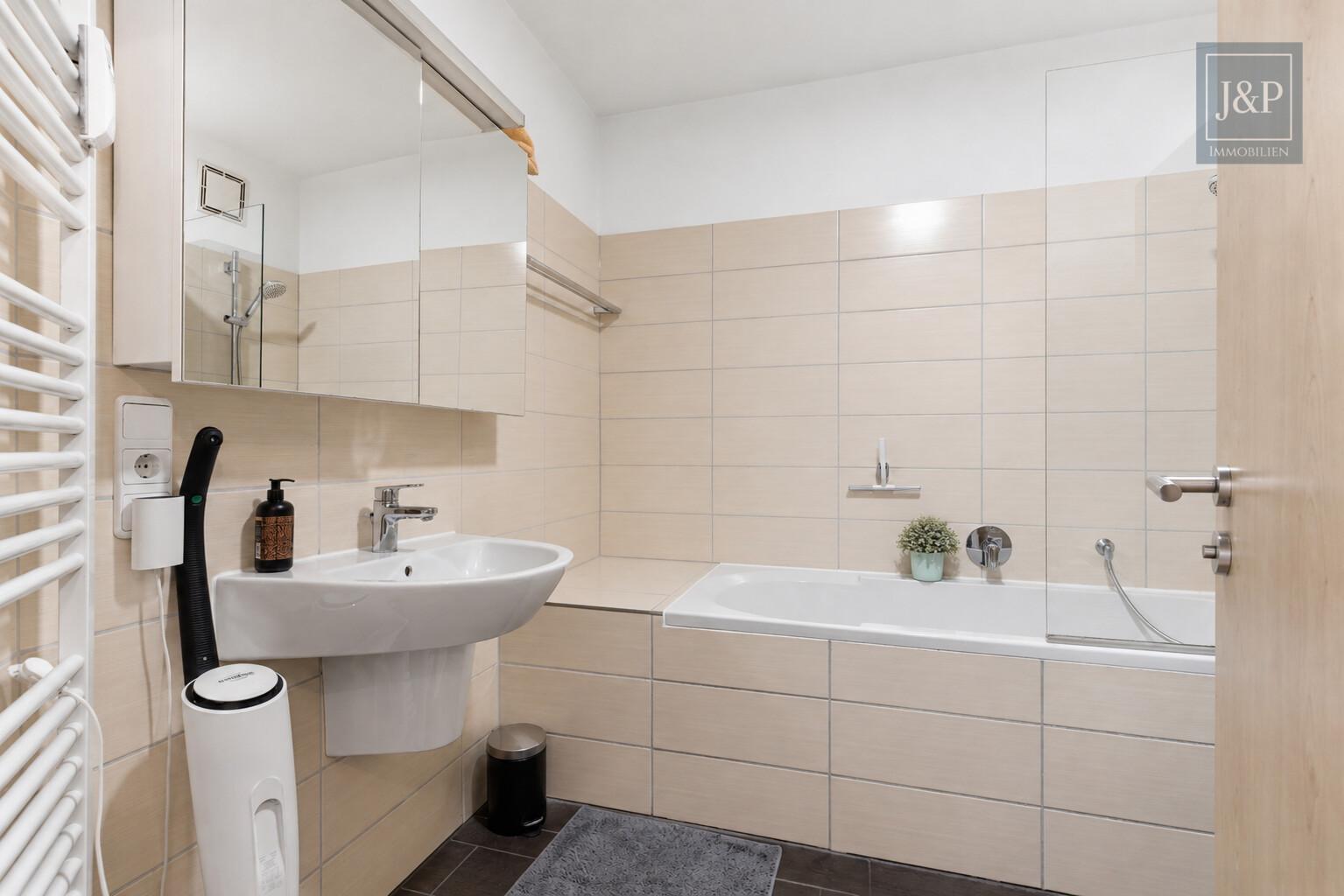 Lichtdurchflutete Maisonette | Kamin, Balkon und Tiefgaragenstellplatz | Zentral in Hattersheim - Badezimmer unten