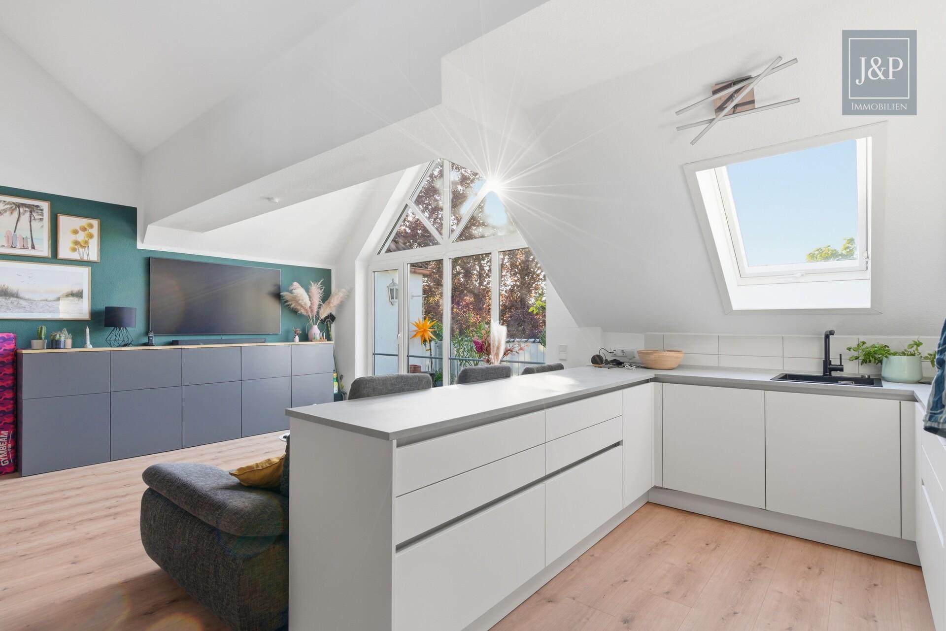Lichtdurchflutete Maisonette | Kamin, Balkon und Tiefgaragenstellplatz | Zentral in Hattersheim - Wohnbereich & Küche