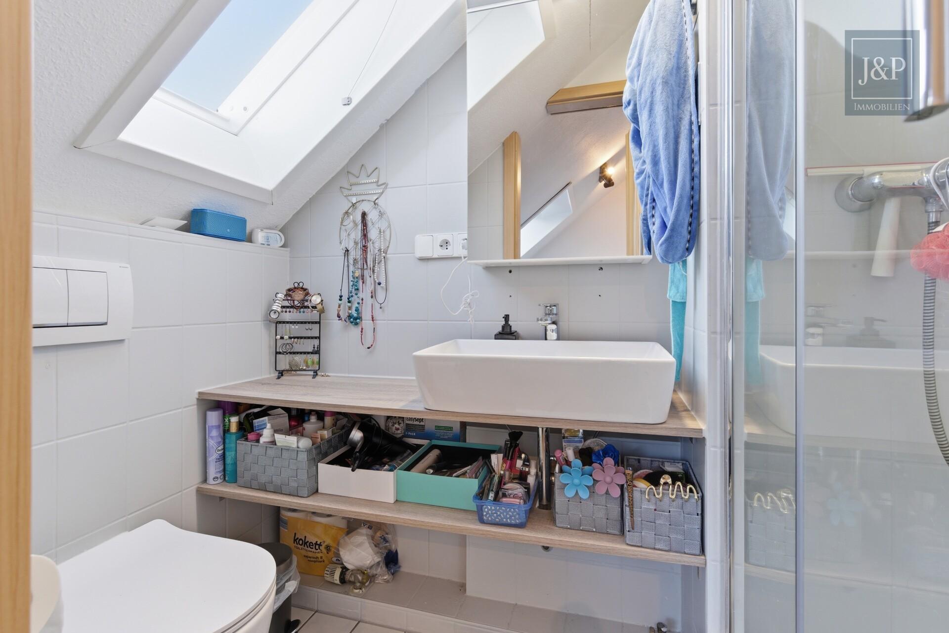 Lichtdurchflutete Maisonette | Kamin, Balkon und Tiefgaragenstellplatz | Zentral in Hattersheim - Bad oben