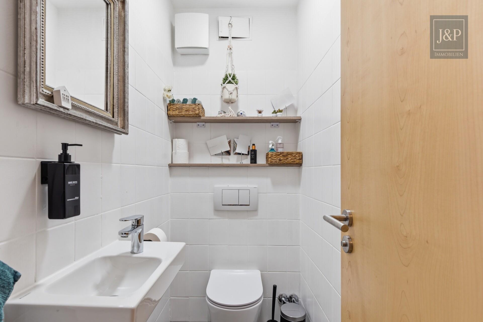Lichtdurchflutete Maisonette | Kamin, Balkon und Tiefgaragenstellplatz | Zentral in Hattersheim - Gäste-WC