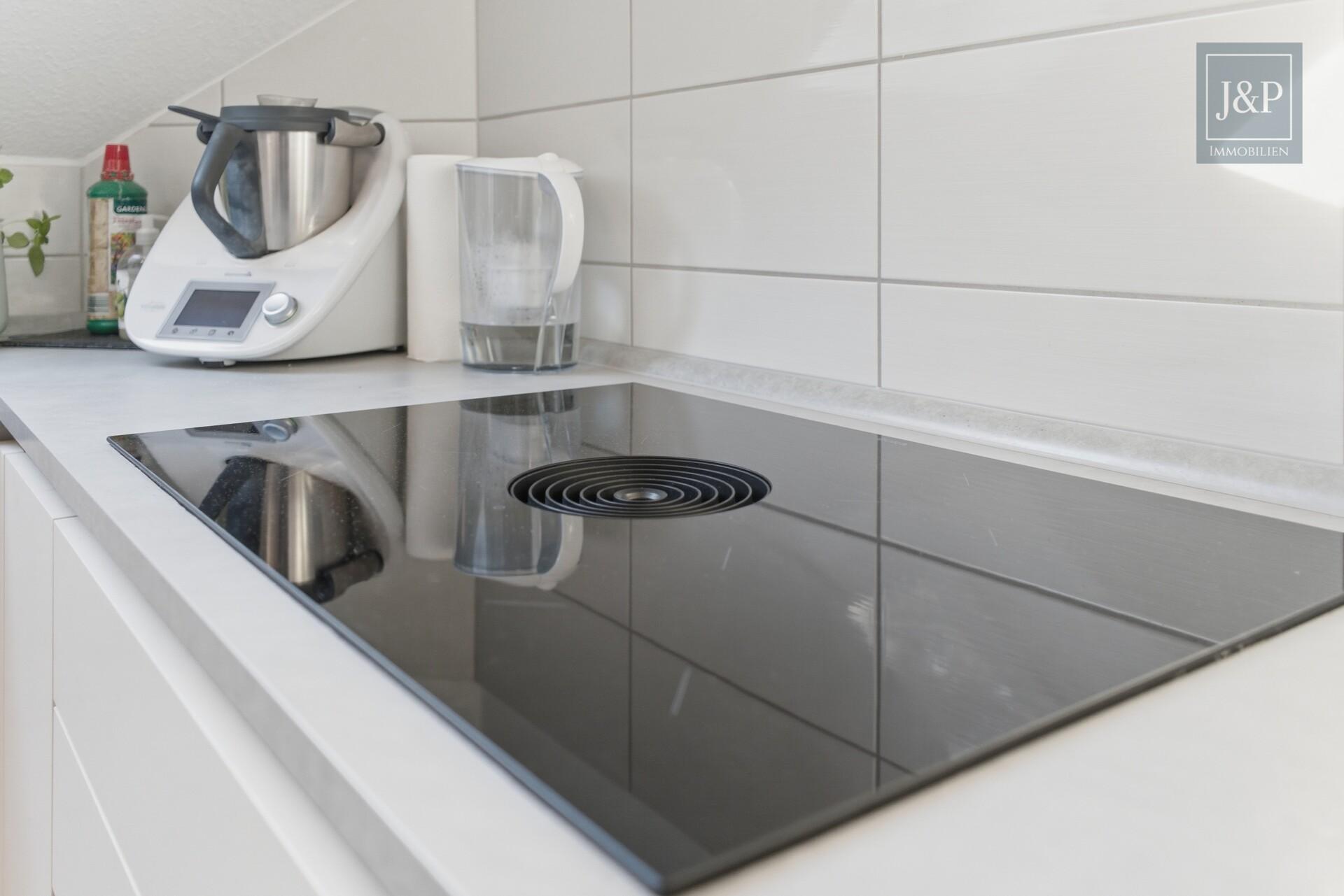 Lichtdurchflutete Maisonette | Kamin, Balkon und Tiefgaragenstellplatz | Zentral in Hattersheim - Detail Küche