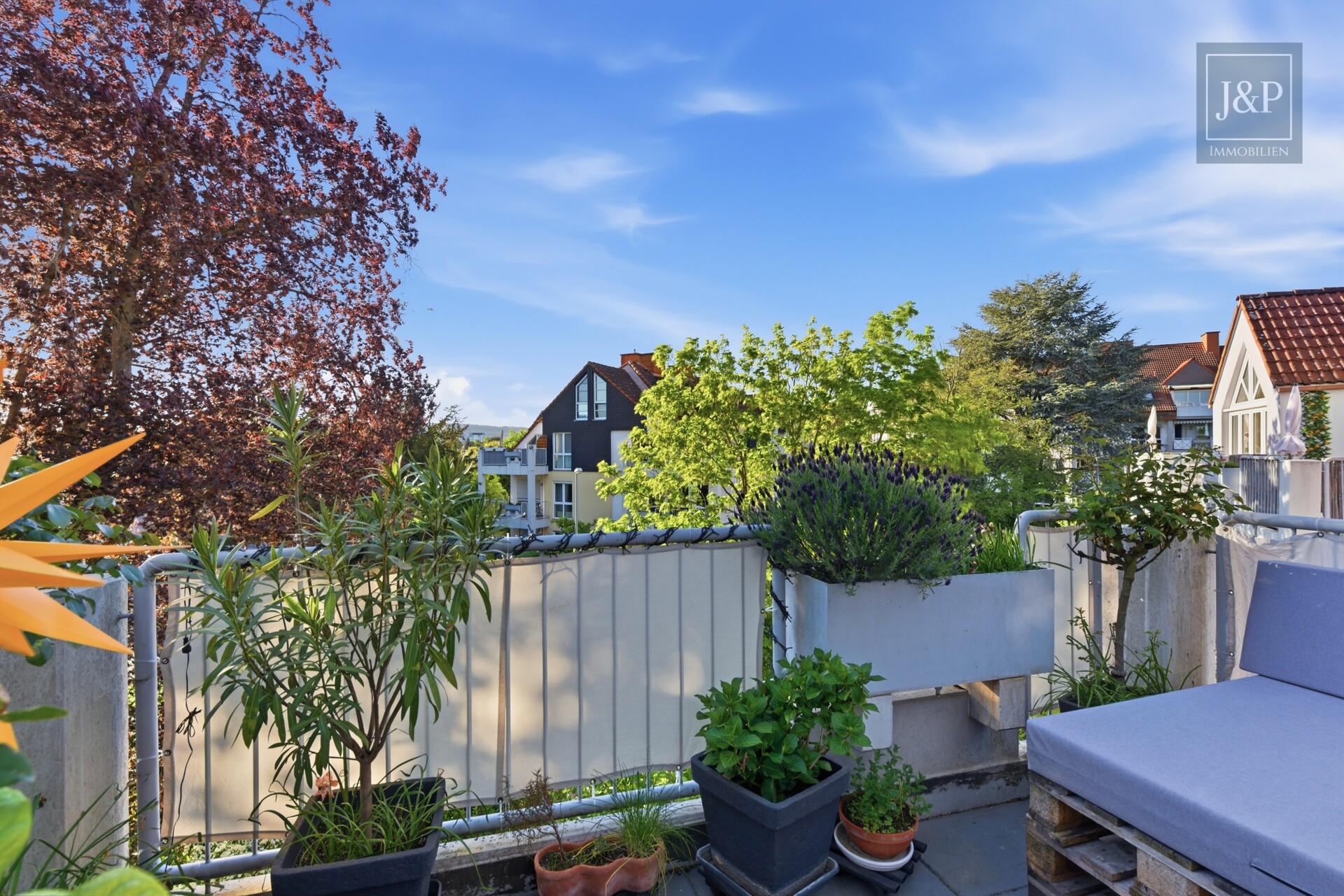 Lichtdurchflutete Maisonette | Kamin, Balkon und Tiefgaragenstellplatz | Zentral in Hattersheim - Balkon Südwest