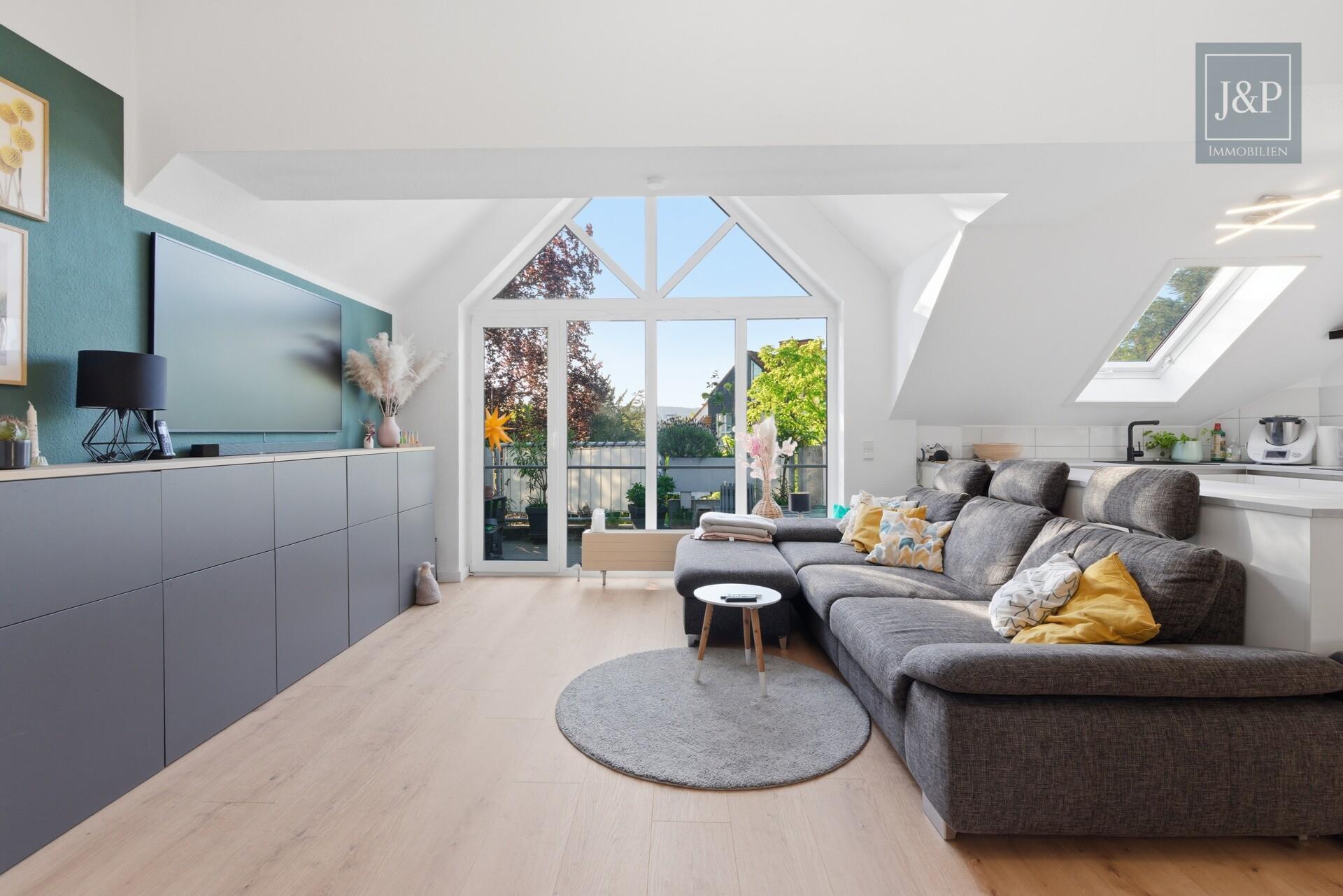 Lichtdurchflutete Maisonette | Kamin, Balkon und Tiefgaragenstellplatz | Zentral in Hattersheim - Wohnbereich
