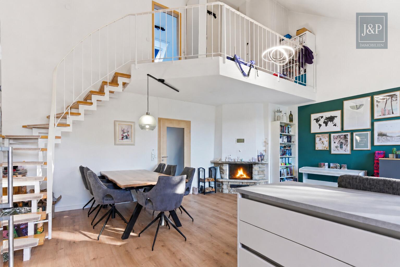 Lichtdurchflutete Maisonette | Kamin, Balkon und Tiefgaragenstellplatz | Zentral in Hattersheim - Blick auf Galerie