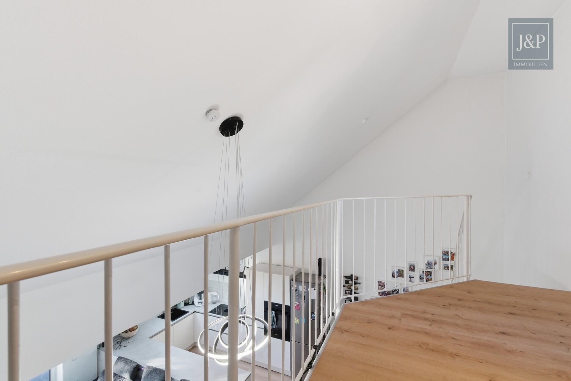 Lichtdurchflutete Maisonette | Kamin, Balkon und Tiefgaragenstellplatz | Zentral in Hattersheim - Gallerie