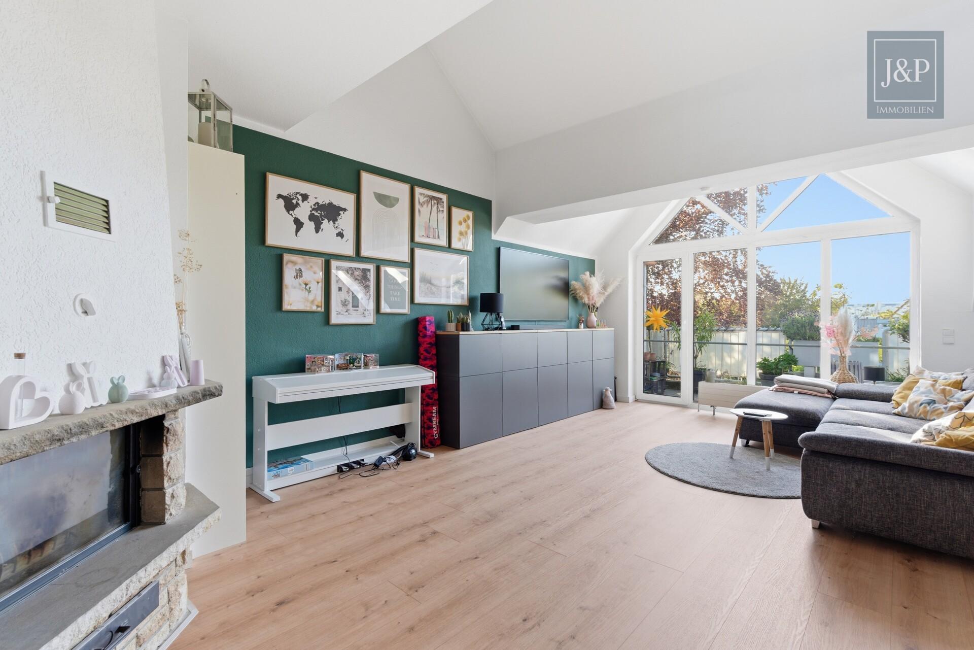 Lichtdurchflutete Maisonette | Kamin, Balkon und Tiefgaragenstellplatz | Zentral in Hattersheim - Wohnbereich