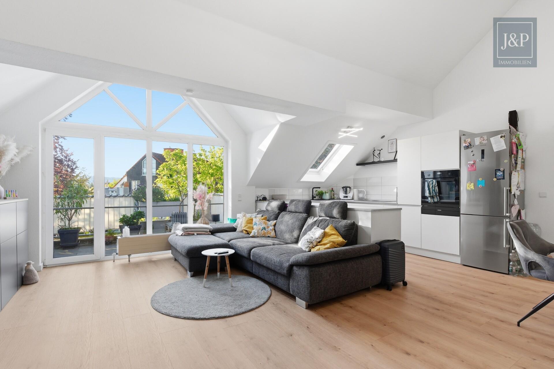 Lichtdurchflutete Maisonette | Kamin, Balkon und Tiefgaragenstellplatz | Zentral in Hattersheim - Wohnbereich