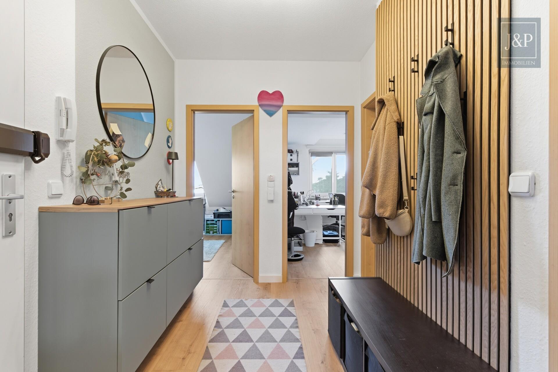Lichtdurchflutete Maisonette | Kamin, Balkon und Tiefgaragenstellplatz | Zentral in Hattersheim - Eingangsbereich/Flur