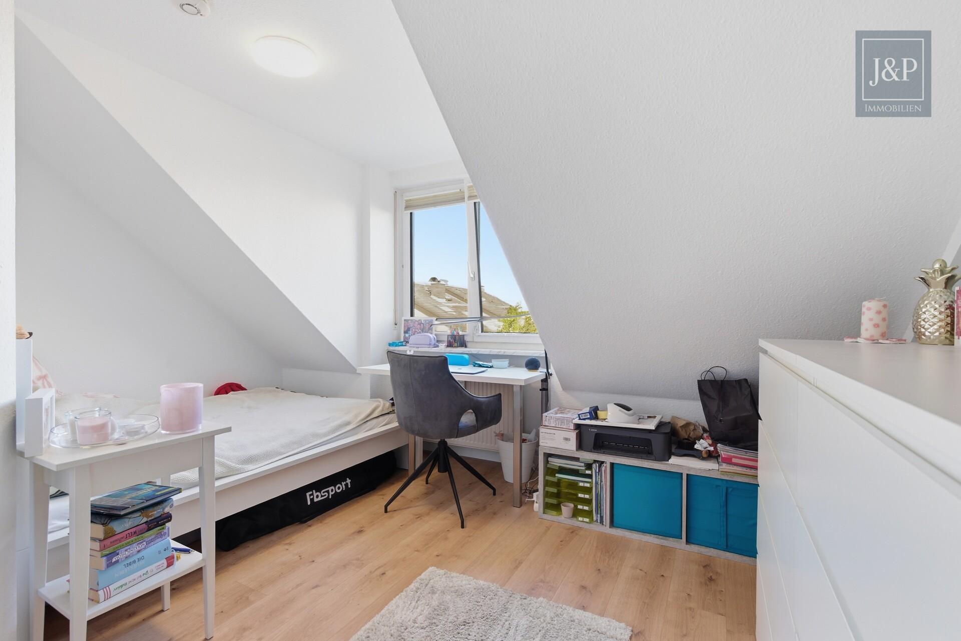 Lichtdurchflutete Maisonette | Kamin, Balkon und Tiefgaragenstellplatz | Zentral in Hattersheim - Zimmer