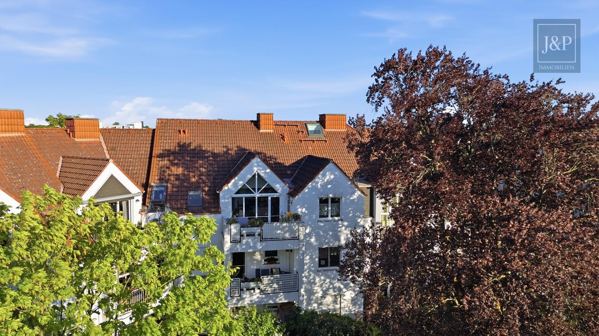Lichtdurchflutete Maisonette | Kamin, Balkon und Tiefgaragenstellplatz | Zentral in Hattersheim - Blick auf den Balkon