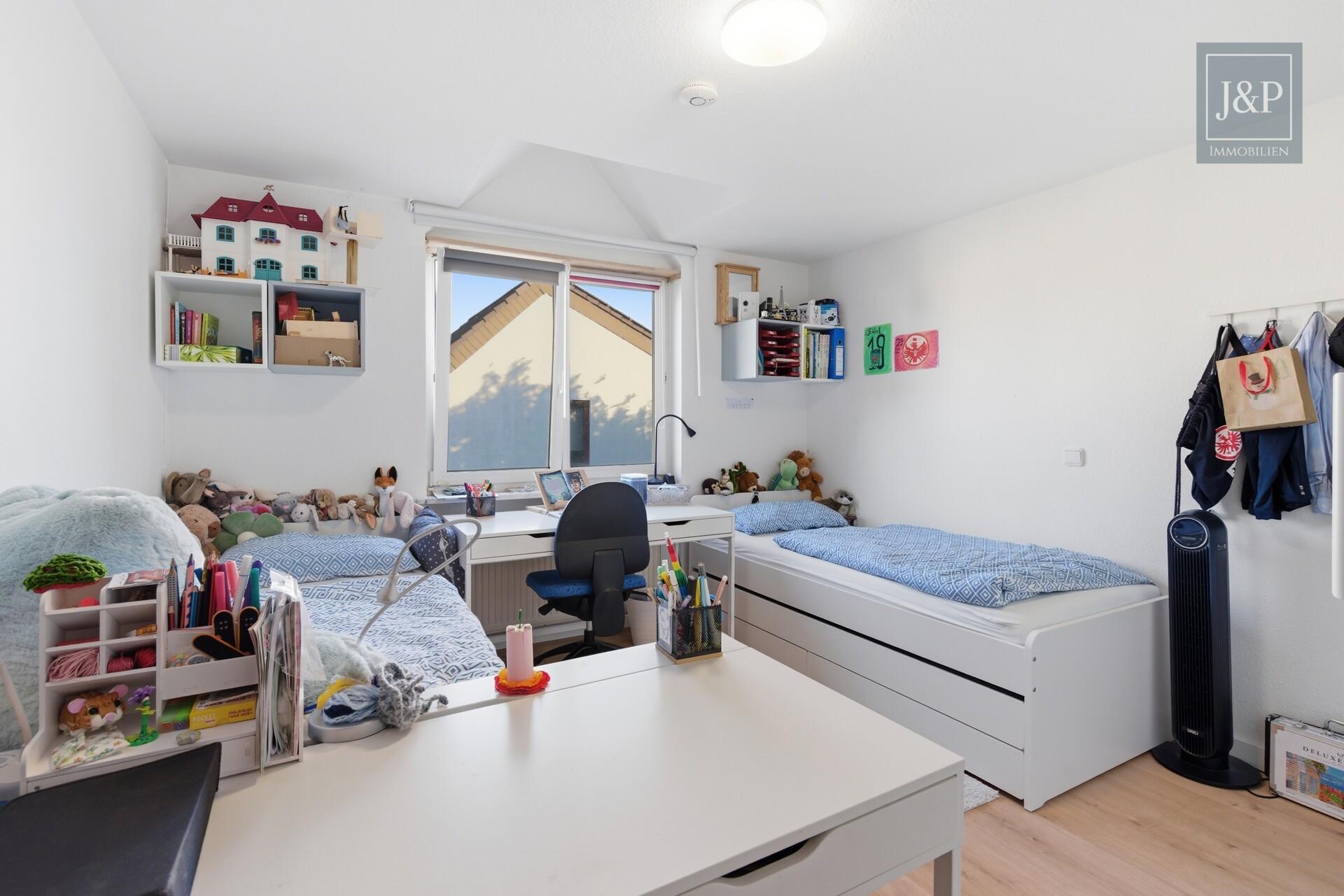 Lichtdurchflutete Maisonette | Kamin, Balkon und Tiefgaragenstellplatz | Zentral in Hattersheim - Kinderzimmer