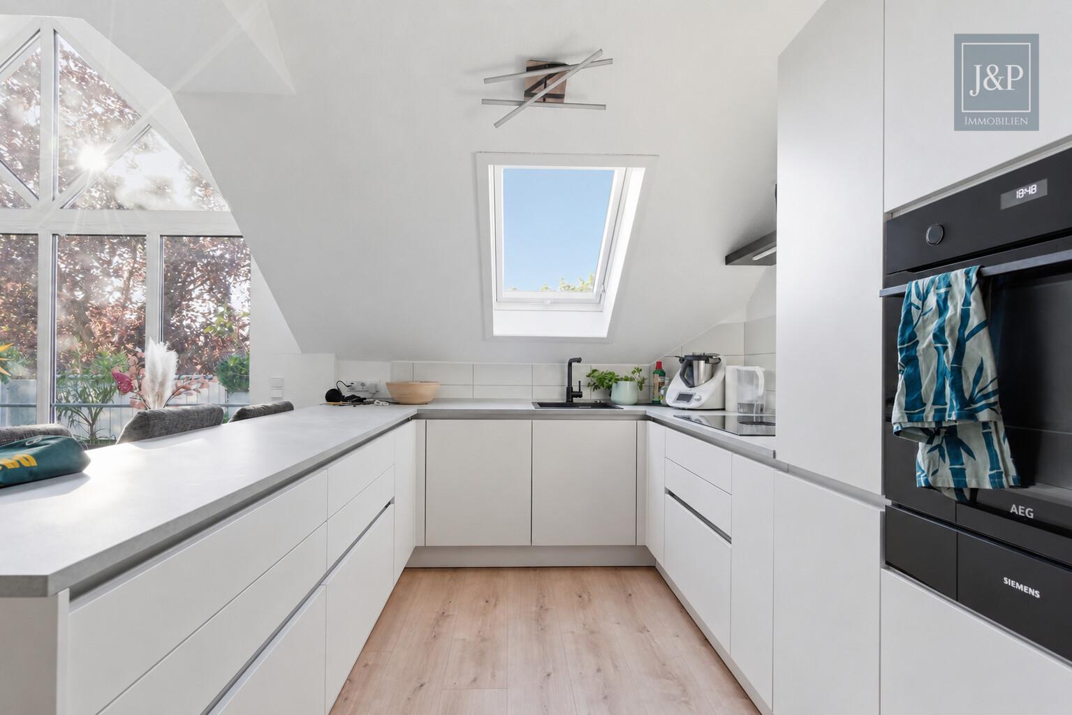Lichtdurchflutete Maisonette | Kamin, Balkon und Tiefgaragenstellplatz | Zentral in Hattersheim - Küche