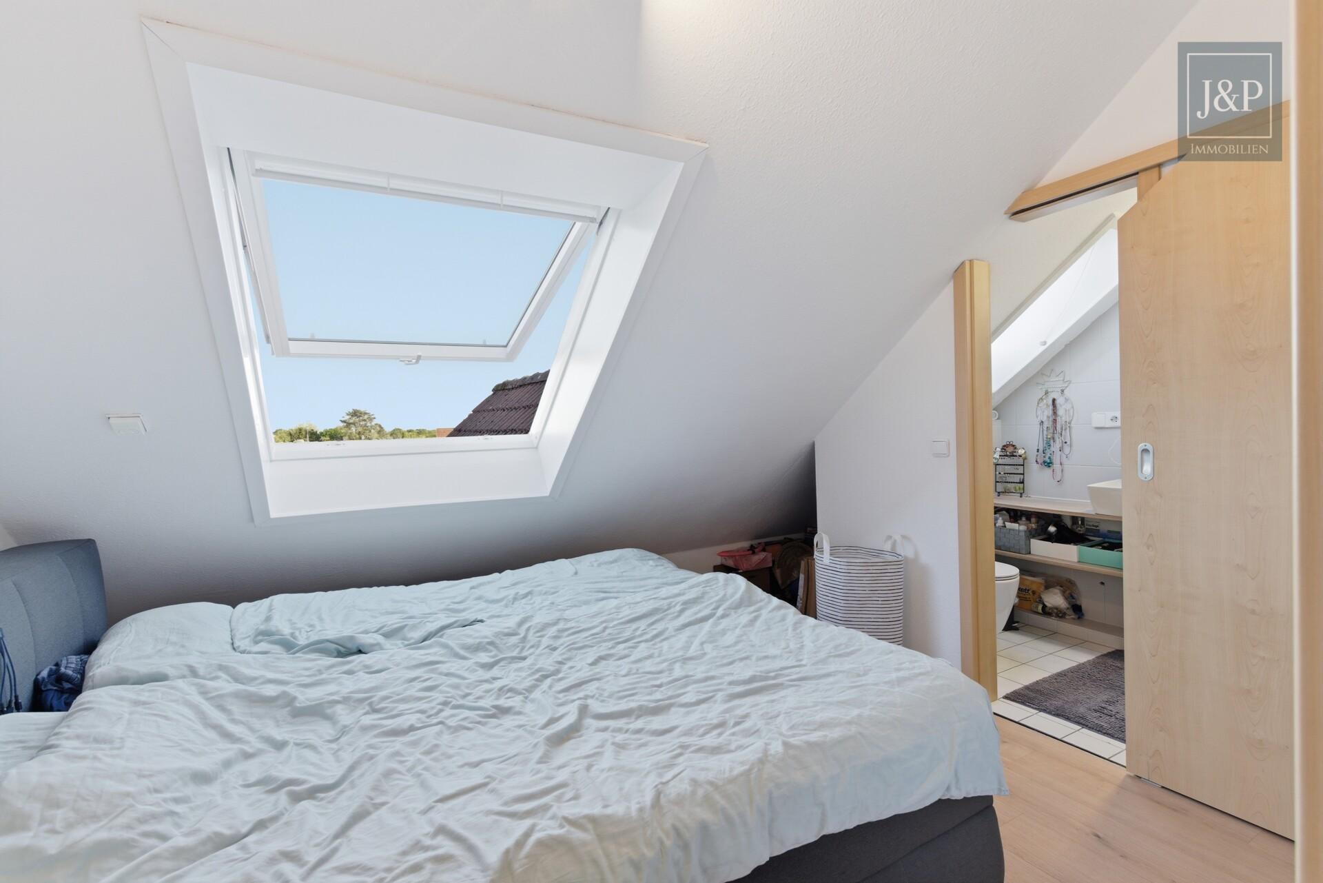 Lichtdurchflutete Maisonette | Kamin, Balkon und Tiefgaragenstellplatz | Zentral in Hattersheim - Zimmer oben