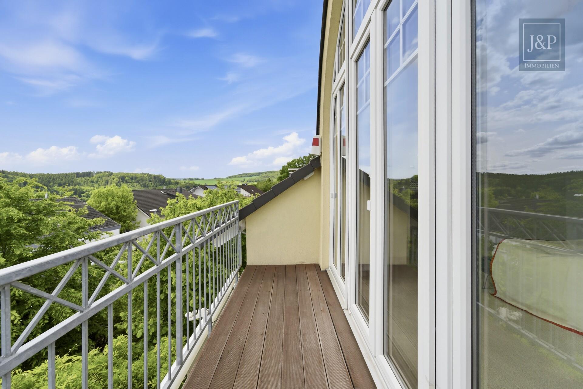 Exklusives Wohnen in Eppstein | Attraktiv zu 0,79 % finanzieren - Balkon Elternsuite
