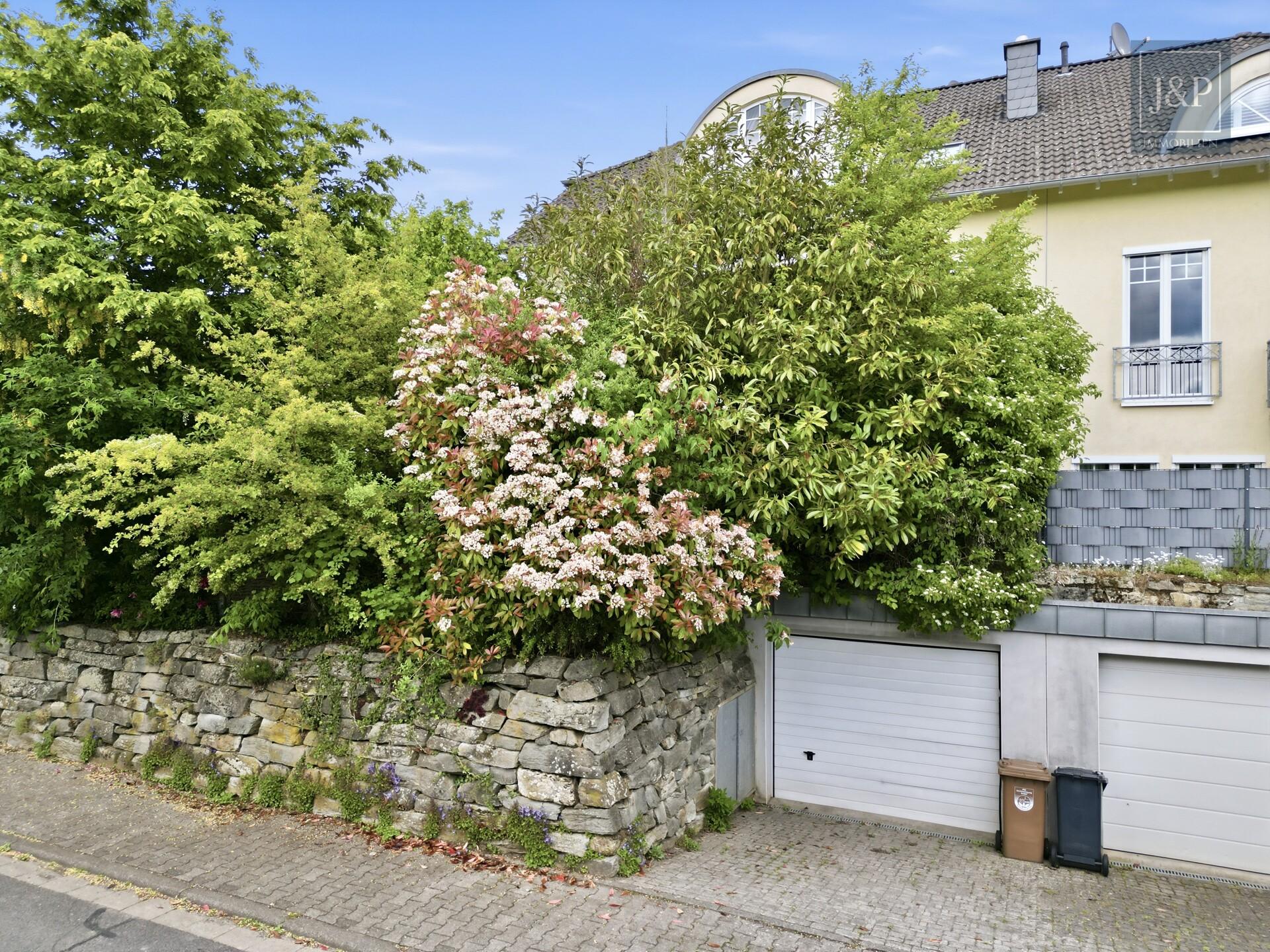 Exklusives Wohnen in Eppstein | Attraktiv zu 0,79 % finanzieren - Außenansicht Garage