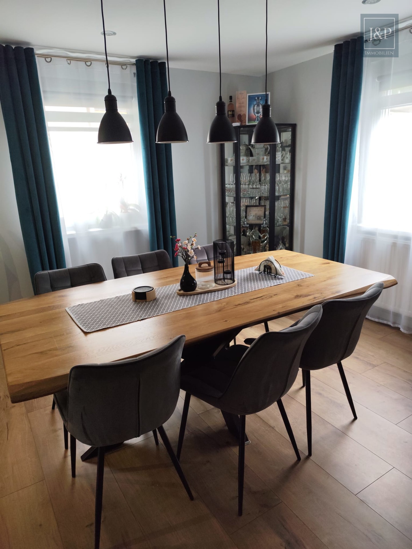 Traumhaftes Einfamilienhaus in ruhiger Lage, mit Blick ins Grüne und komplett renoviert! - Essbereich
