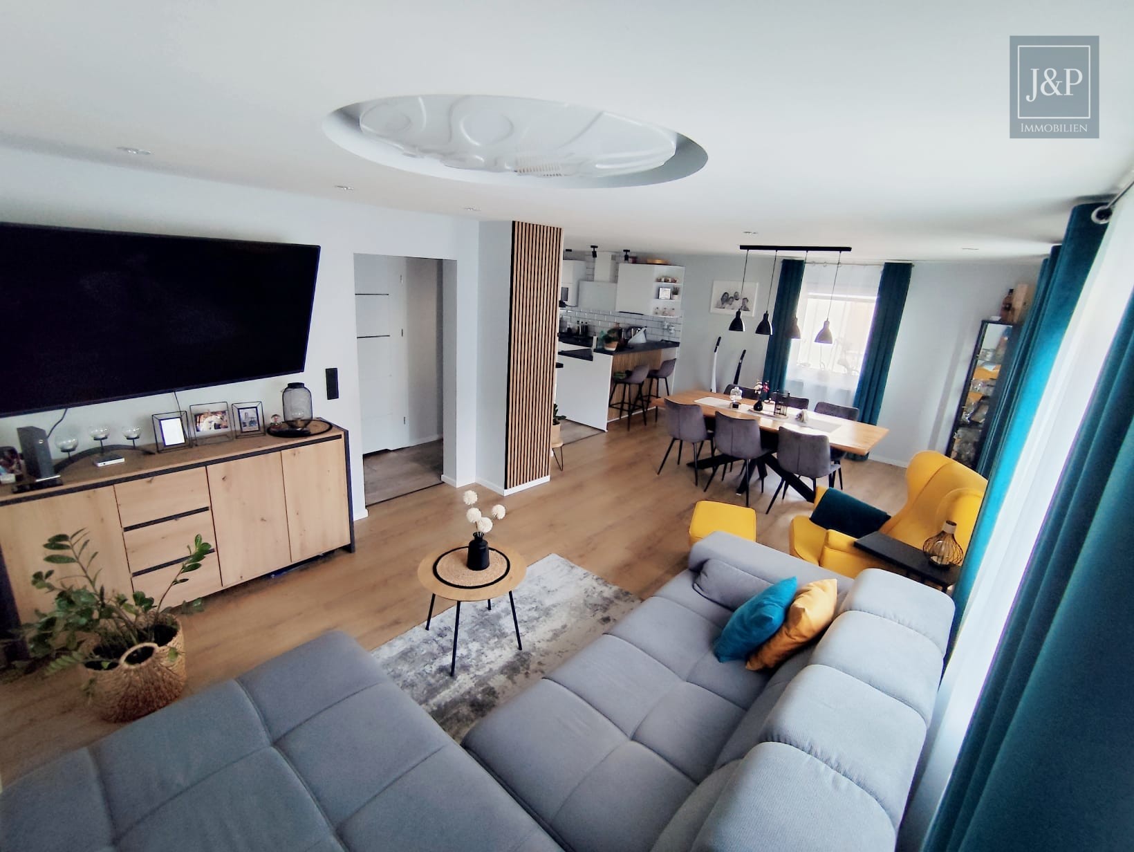 Traumhaftes Einfamilienhaus in ruhiger Lage, mit Blick ins Grüne und komplett renoviert! - Wohnzimmer