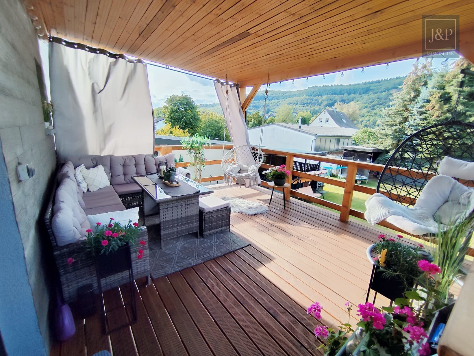 Traumhaftes Einfamilienhaus in ruhiger Lage, mit Blick ins Grüne und komplett renoviert! - Terrasse