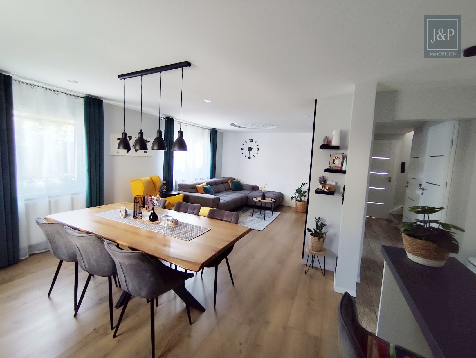 Traumhaftes Einfamilienhaus in ruhiger Lage, mit Blick ins Grüne und komplett renoviert! - Essbereich + Wohnzimmer