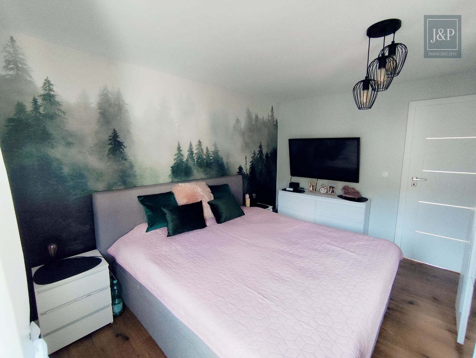 Traumhaftes Einfamilienhaus in ruhiger Lage, mit Blick ins Grüne und komplett renoviert! - Schlafzimmer 1