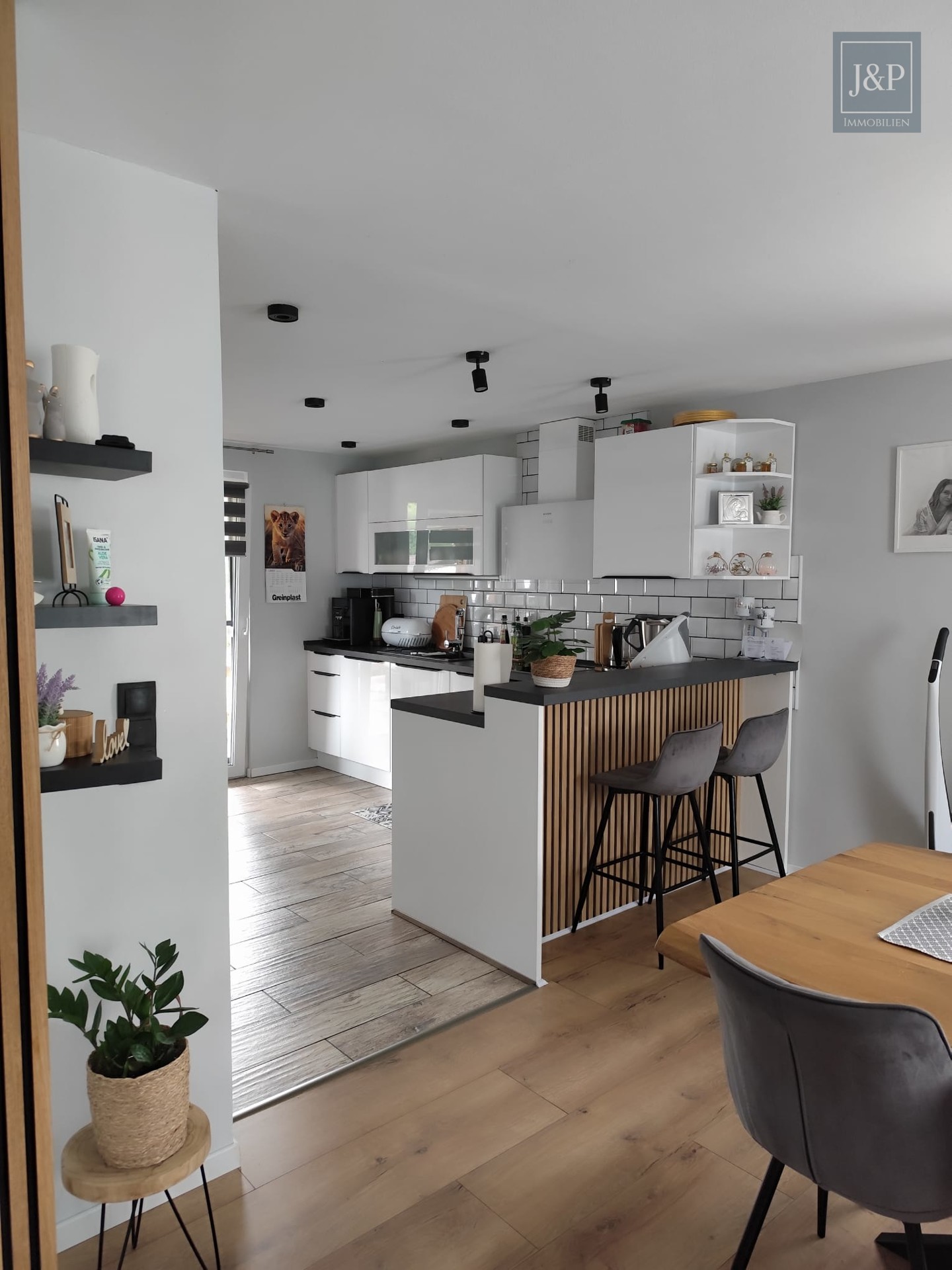 Traumhaftes Einfamilienhaus in ruhiger Lage, mit Blick ins Grüne und komplett renoviert! - Küche