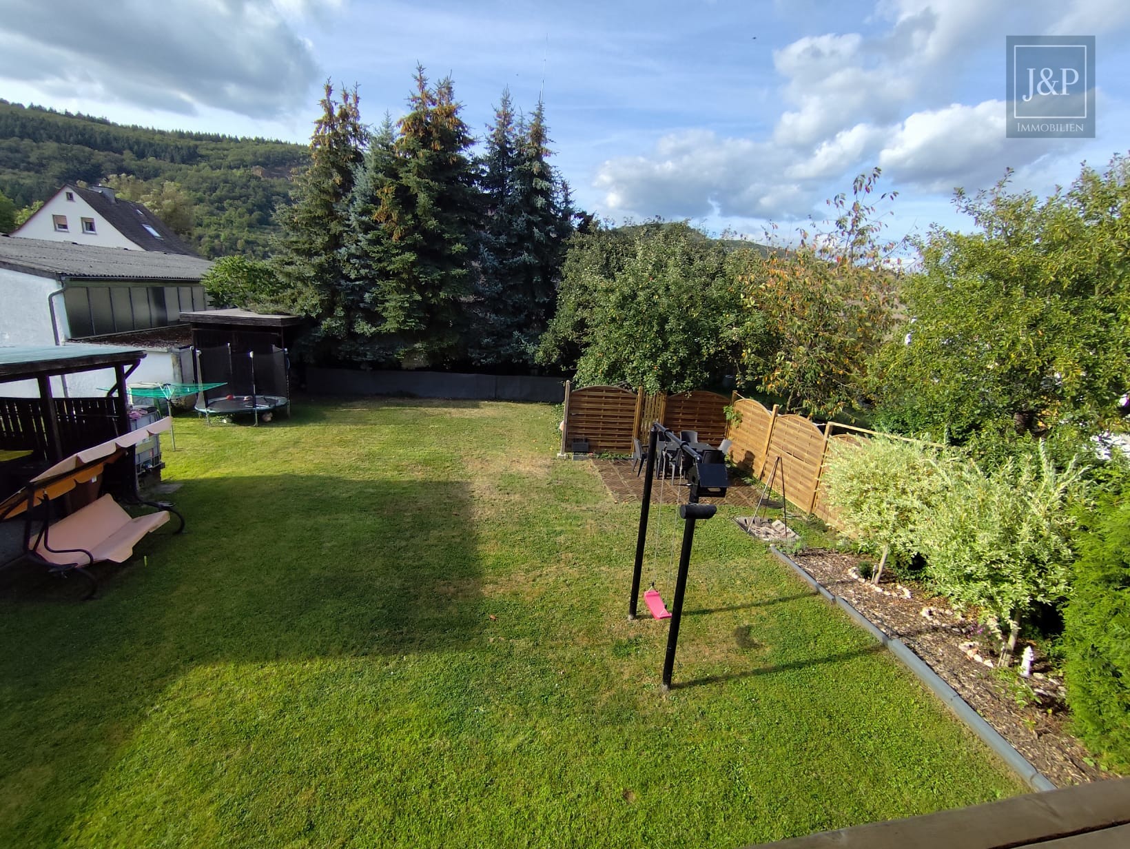 Traumhaftes Einfamilienhaus in ruhiger Lage, mit Blick ins Grüne und komplett renoviert! - Garten