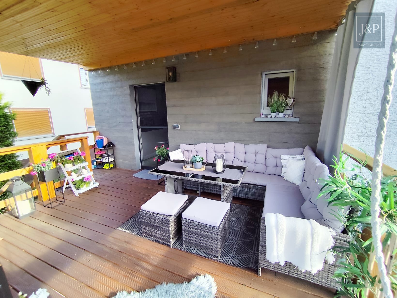 Traumhaftes Einfamilienhaus in ruhiger Lage, mit Blick ins Grüne und komplett renoviert! - Terrasse