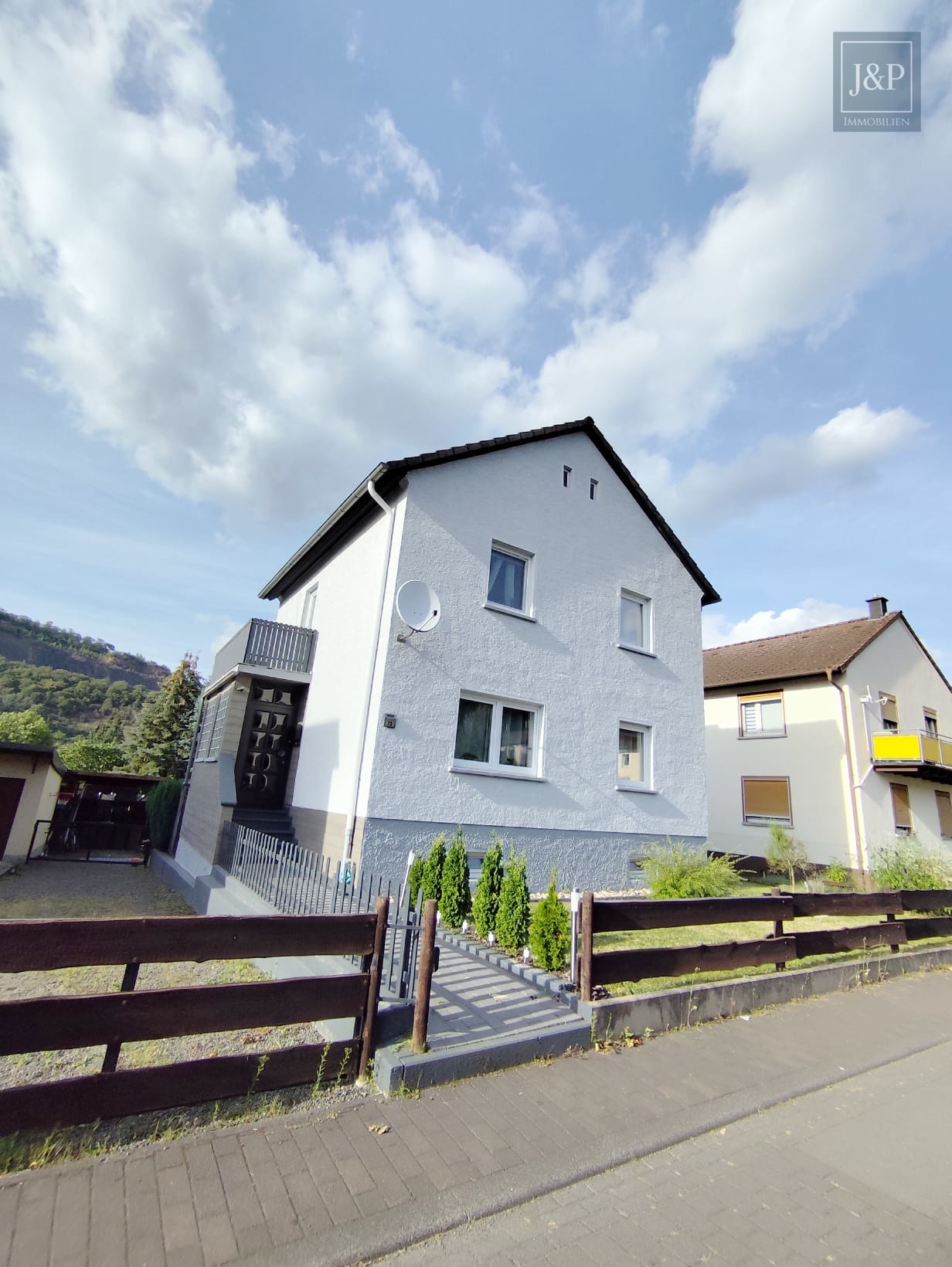 Traumhaftes Einfamilienhaus in ruhiger Lage, mit Blick ins Grüne und komplett renoviert! - Außenaufnahme