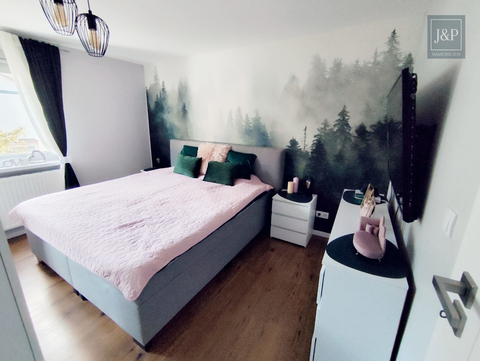 Traumhaftes Einfamilienhaus in ruhiger Lage, mit Blick ins Grüne und komplett renoviert! - Schlafzimmer 1