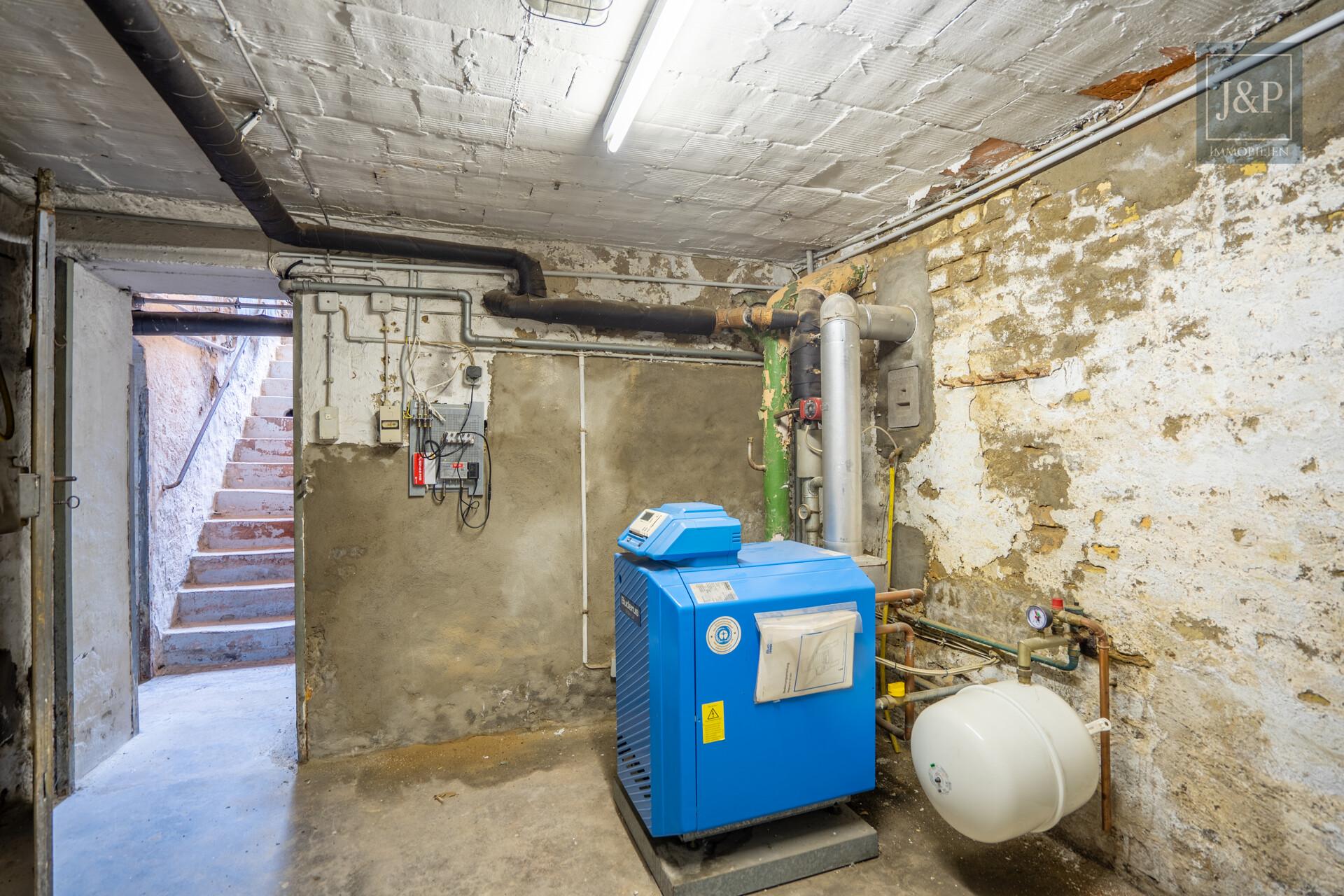 Zentral, voll-vermietet und vielseitig: Zwei Häuser in der Innenstadt von Schierstein! - Keller Vorderhaus
