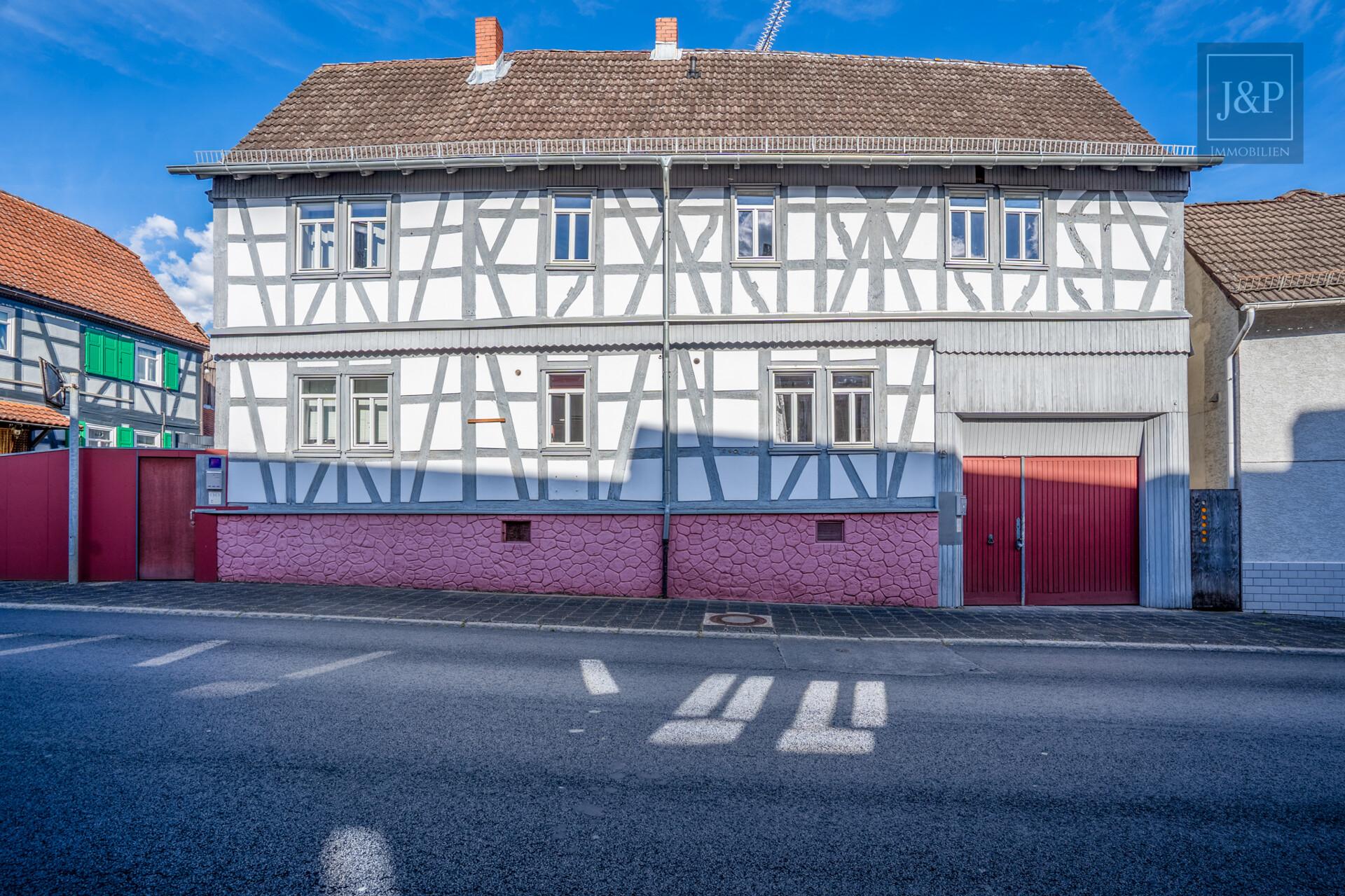 Viel Platz für Familie & Beruf: Fachwerkhaus mit Einliegerwohnung und Hof! - Außenansicht
