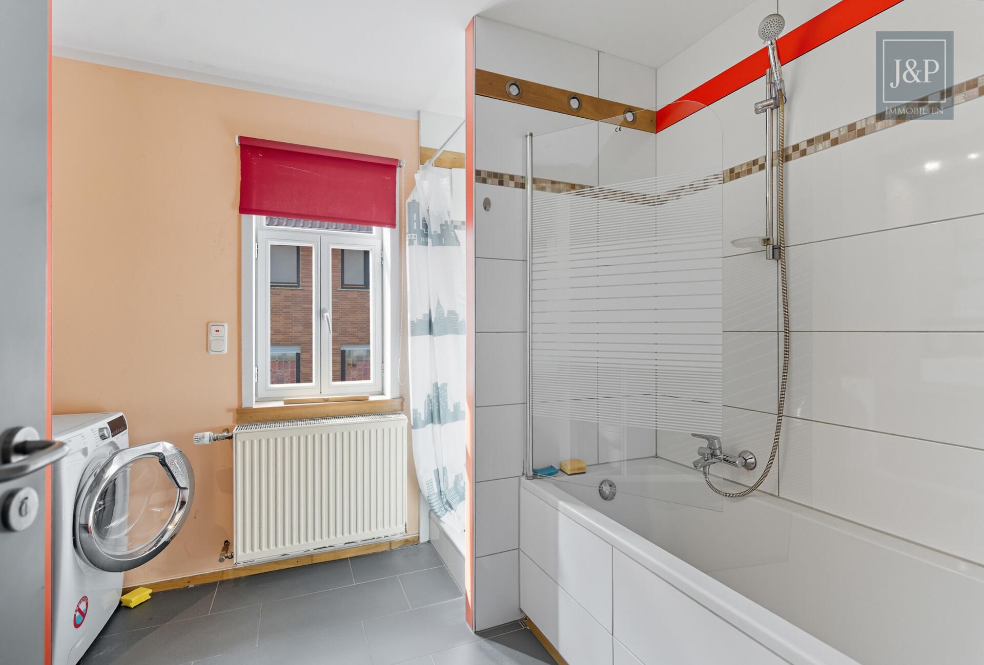 Viel Platz für Familie & Beruf: Fachwerkhaus mit Einliegerwohnung und Hof! - Badezimmer