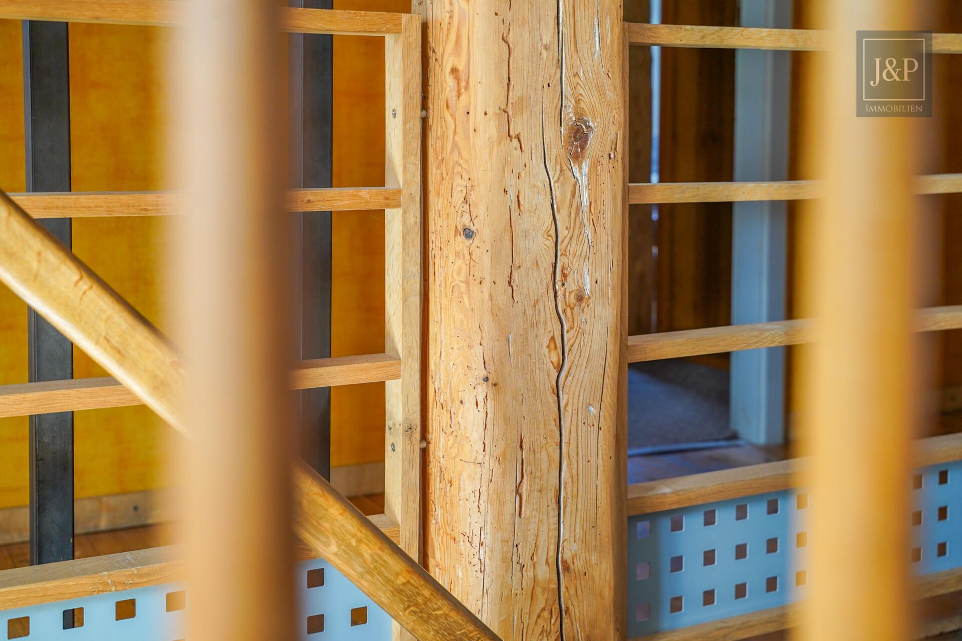 Viel Platz für Familie & Beruf: Fachwerkhaus mit Einliegerwohnung und Hof! - Treppe