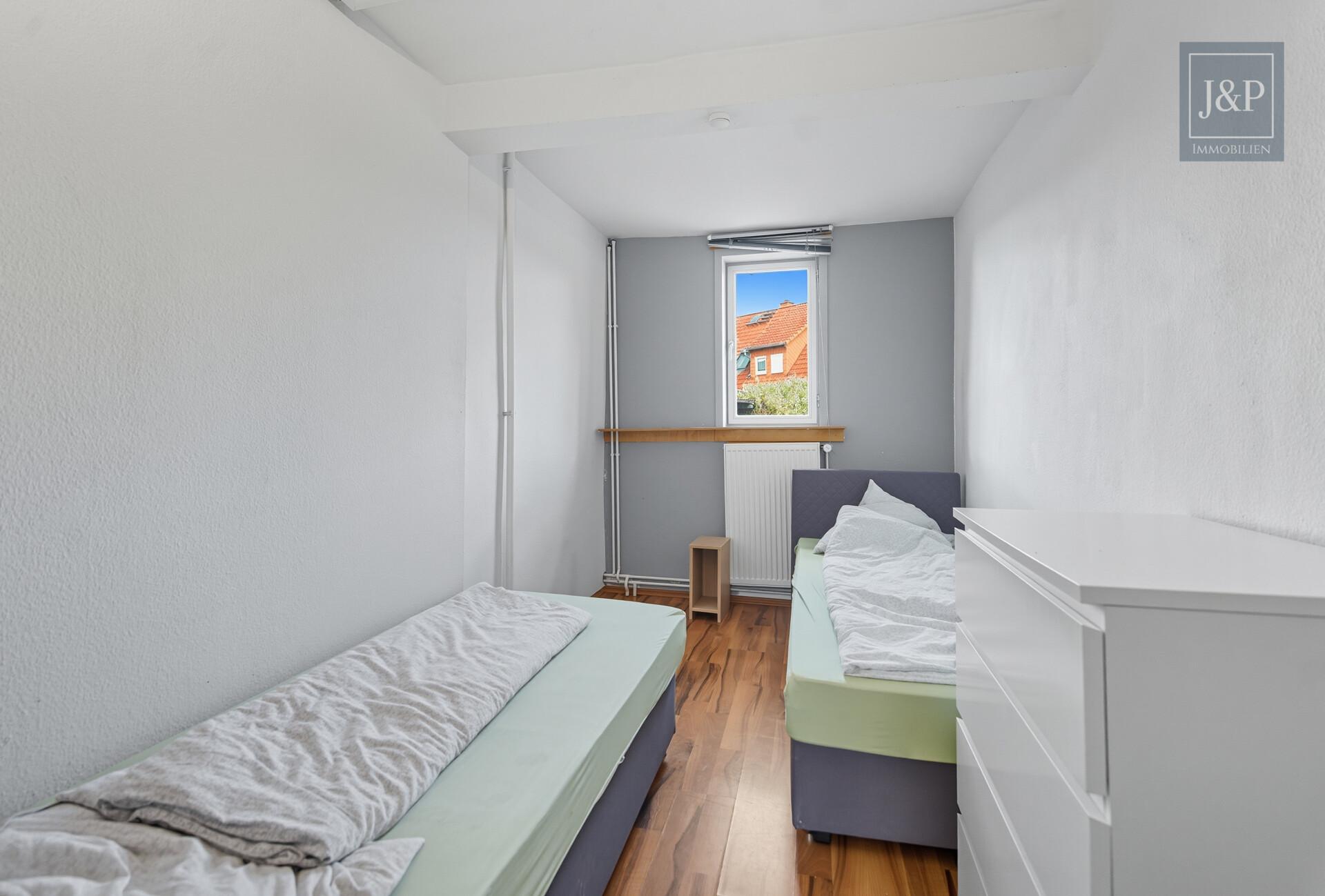 Viel Platz für Familie & Beruf: Fachwerkhaus mit Einliegerwohnung und Hof! - Schlafzimmer 1