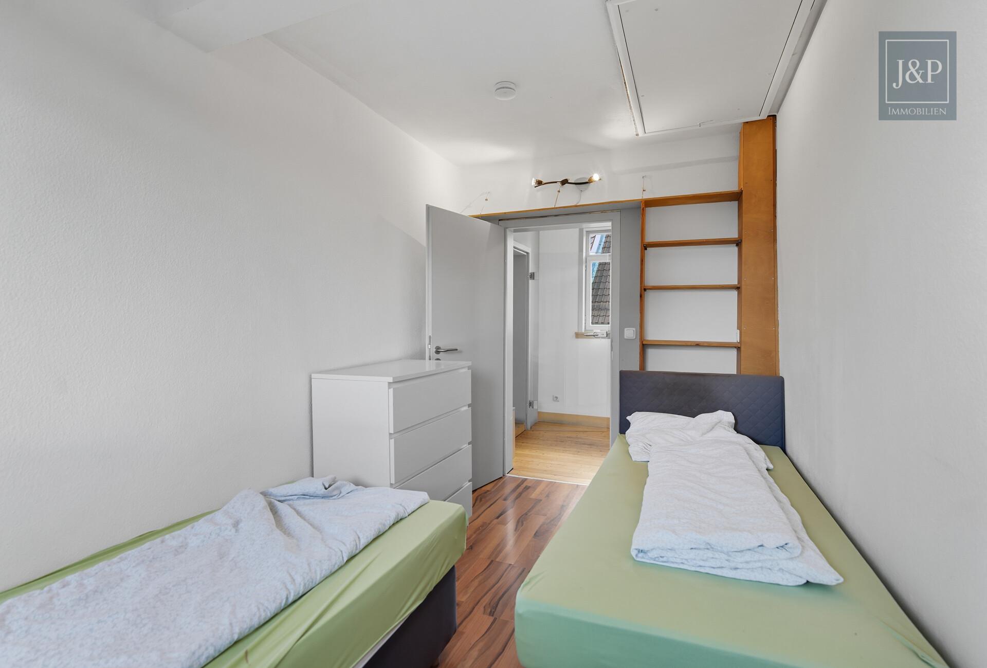 Viel Platz für Familie & Beruf: Fachwerkhaus mit Einliegerwohnung und Hof! - Schlafzimmer 1