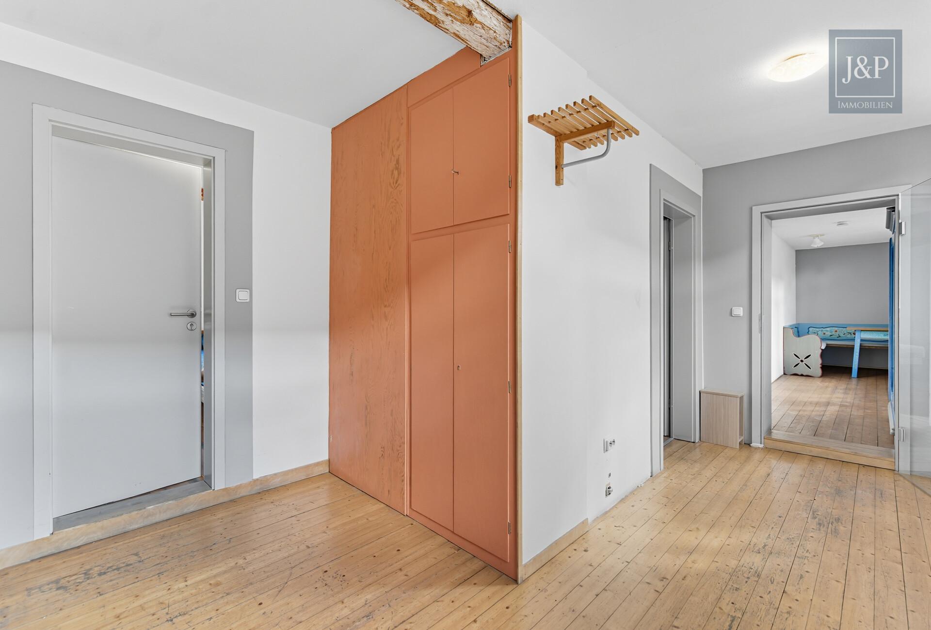 Viel Platz für Familie & Beruf: Fachwerkhaus mit Einliegerwohnung und Hof! - Flur OG