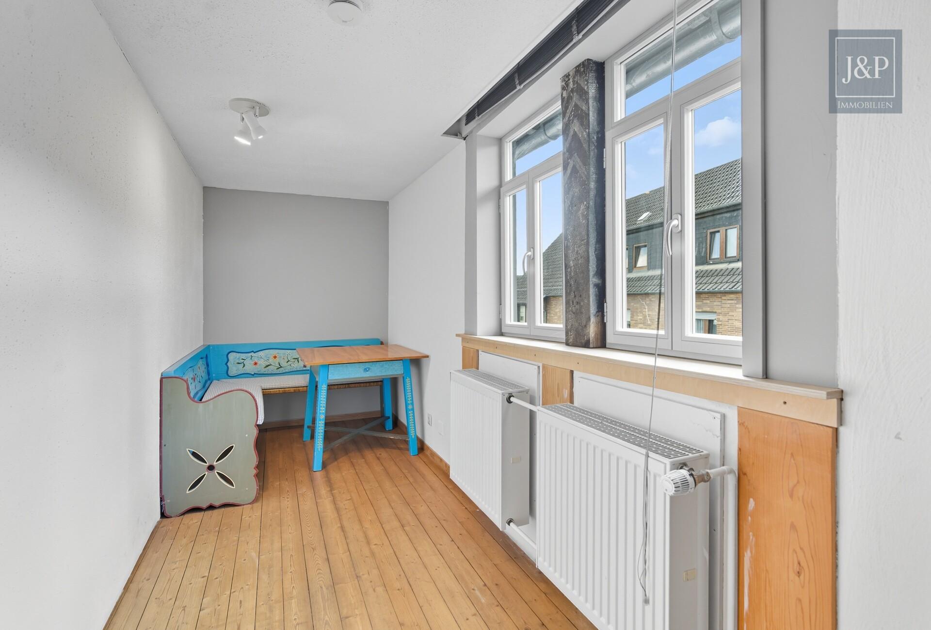 Viel Platz für Familie & Beruf: Fachwerkhaus mit Einliegerwohnung und Hof! - Flur OG