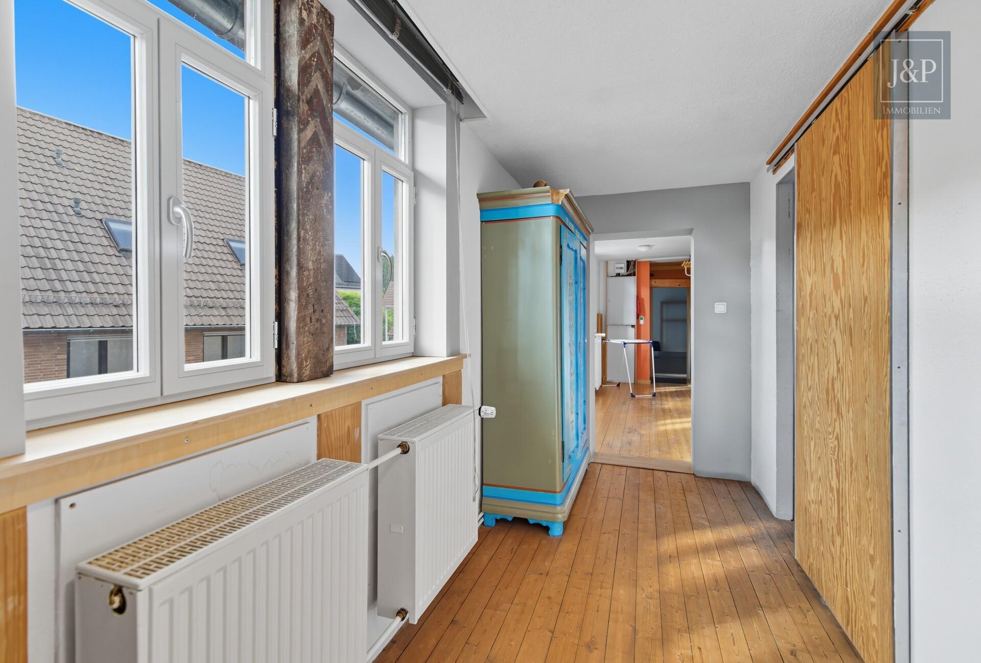 Viel Platz für Familie & Beruf: Fachwerkhaus mit Einliegerwohnung und Hof! - Flur OG