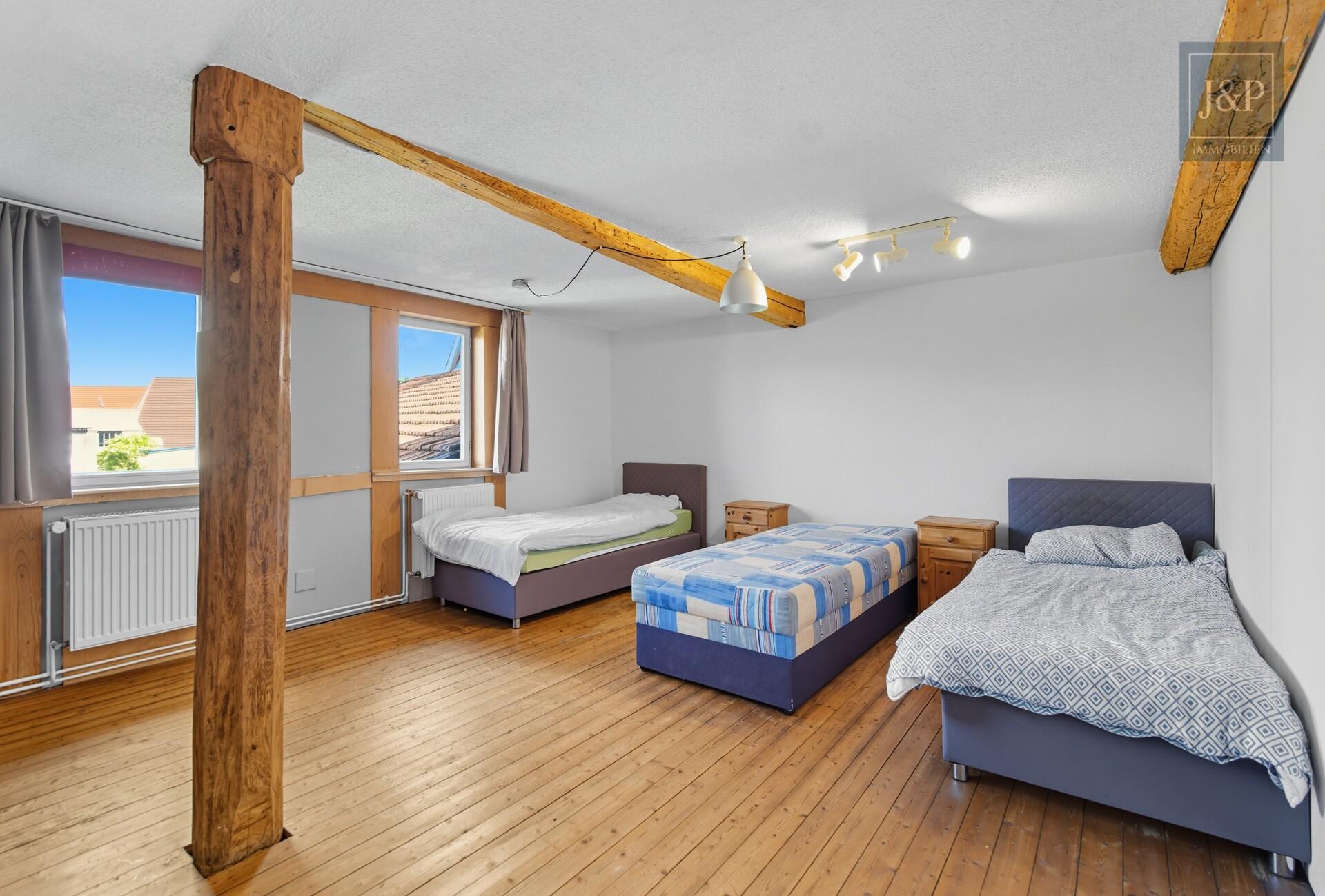 Viel Platz für Familie & Beruf: Fachwerkhaus mit Einliegerwohnung und Hof! - Schlafzimmer 3