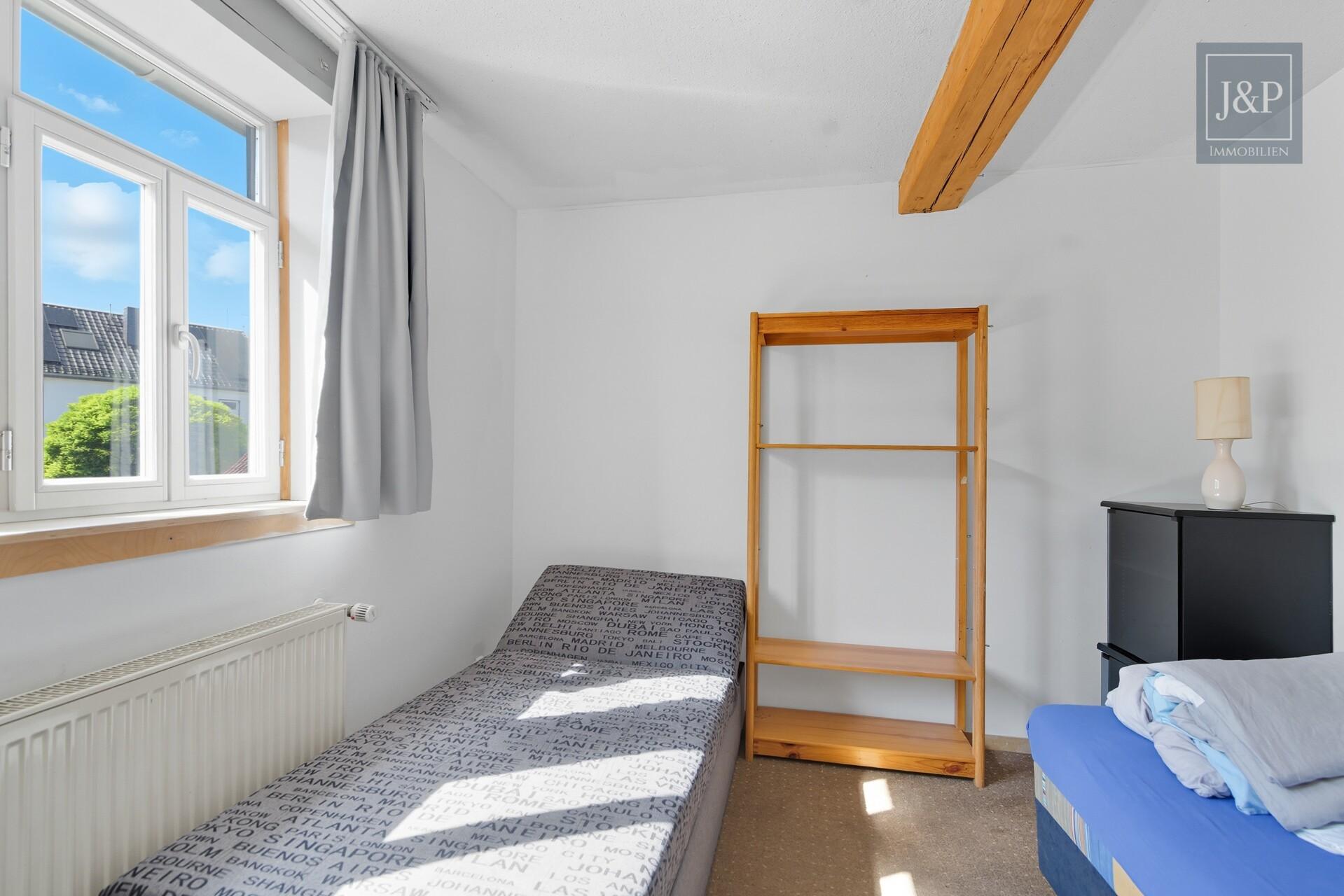 Viel Platz für Familie & Beruf: Fachwerkhaus mit Einliegerwohnung und Hof! - Schlafzimmer 2