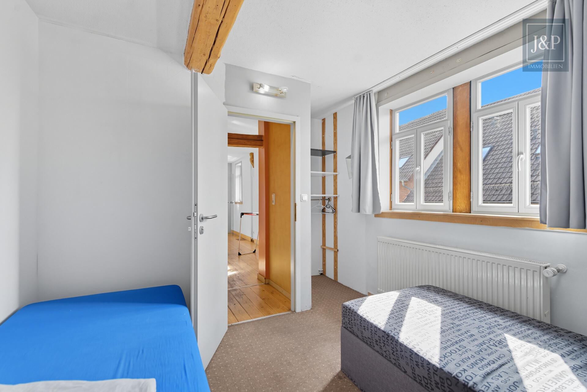 Viel Platz für Familie & Beruf: Fachwerkhaus mit Einliegerwohnung und Hof! - Schlafzimmer 2