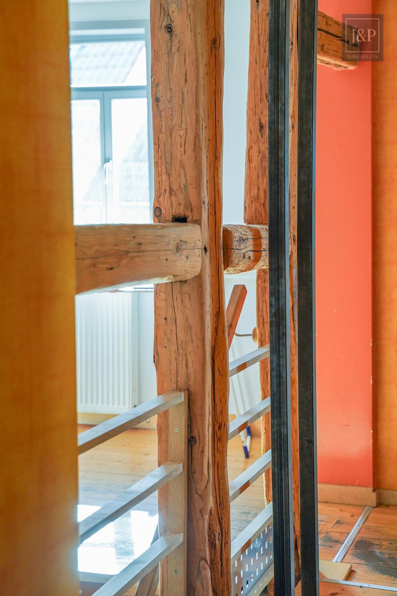Viel Platz für Familie & Beruf: Fachwerkhaus mit Einliegerwohnung und Hof! - Treppe