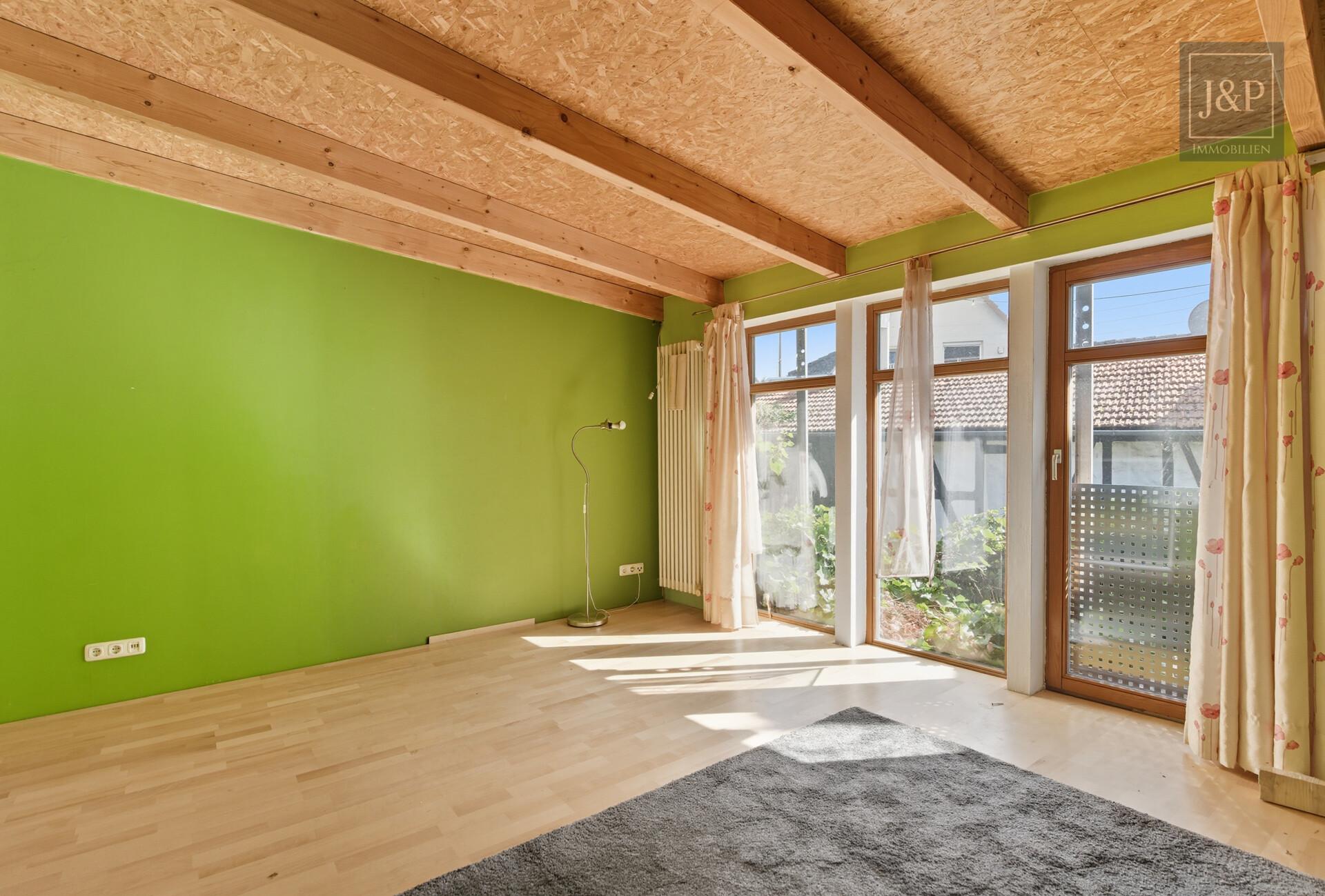 Viel Platz für Familie & Beruf: Fachwerkhaus mit Einliegerwohnung und Hof! - Wohnzimmer OG