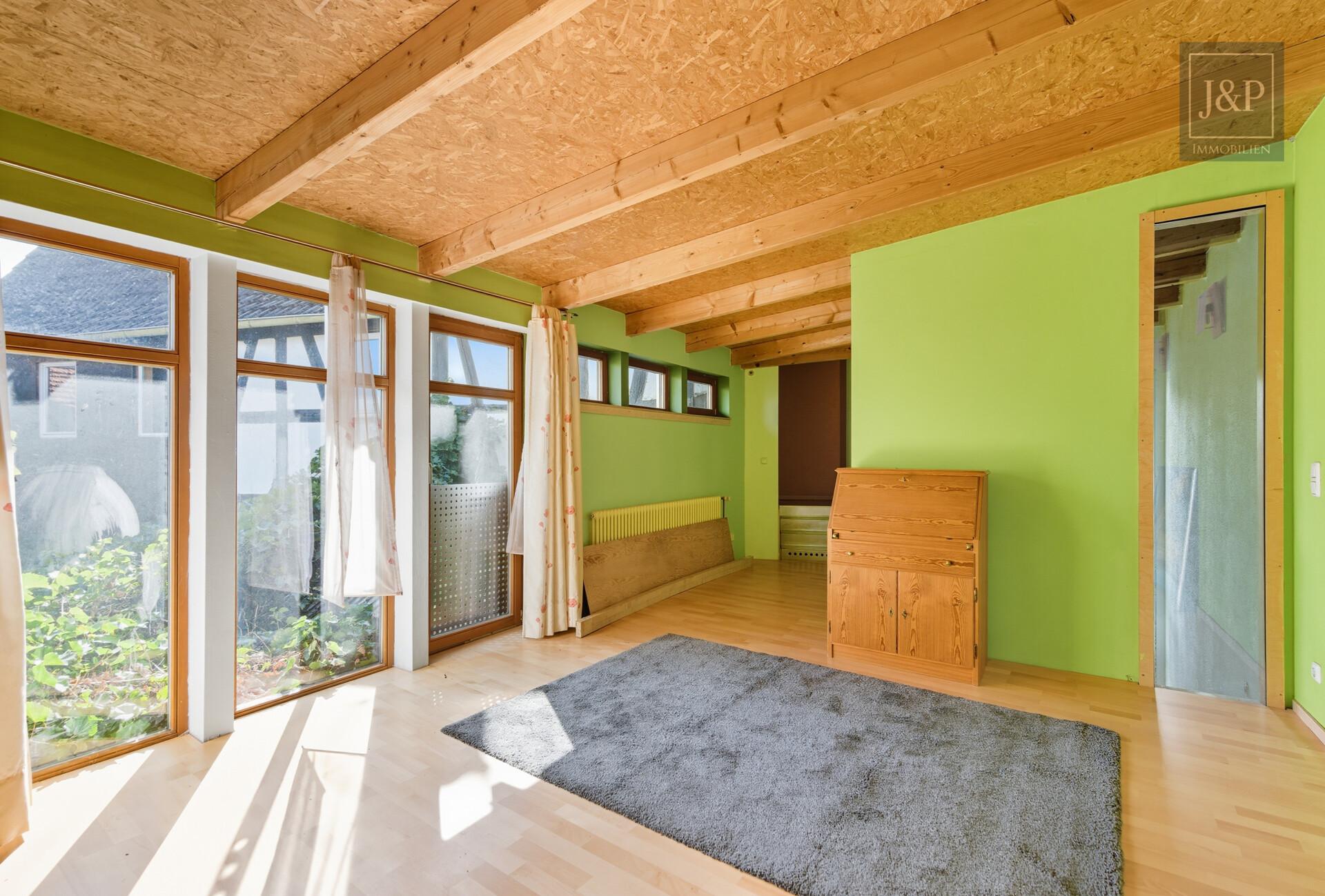 Viel Platz für Familie & Beruf: Fachwerkhaus mit Einliegerwohnung und Hof! - Wohnzimmer OG